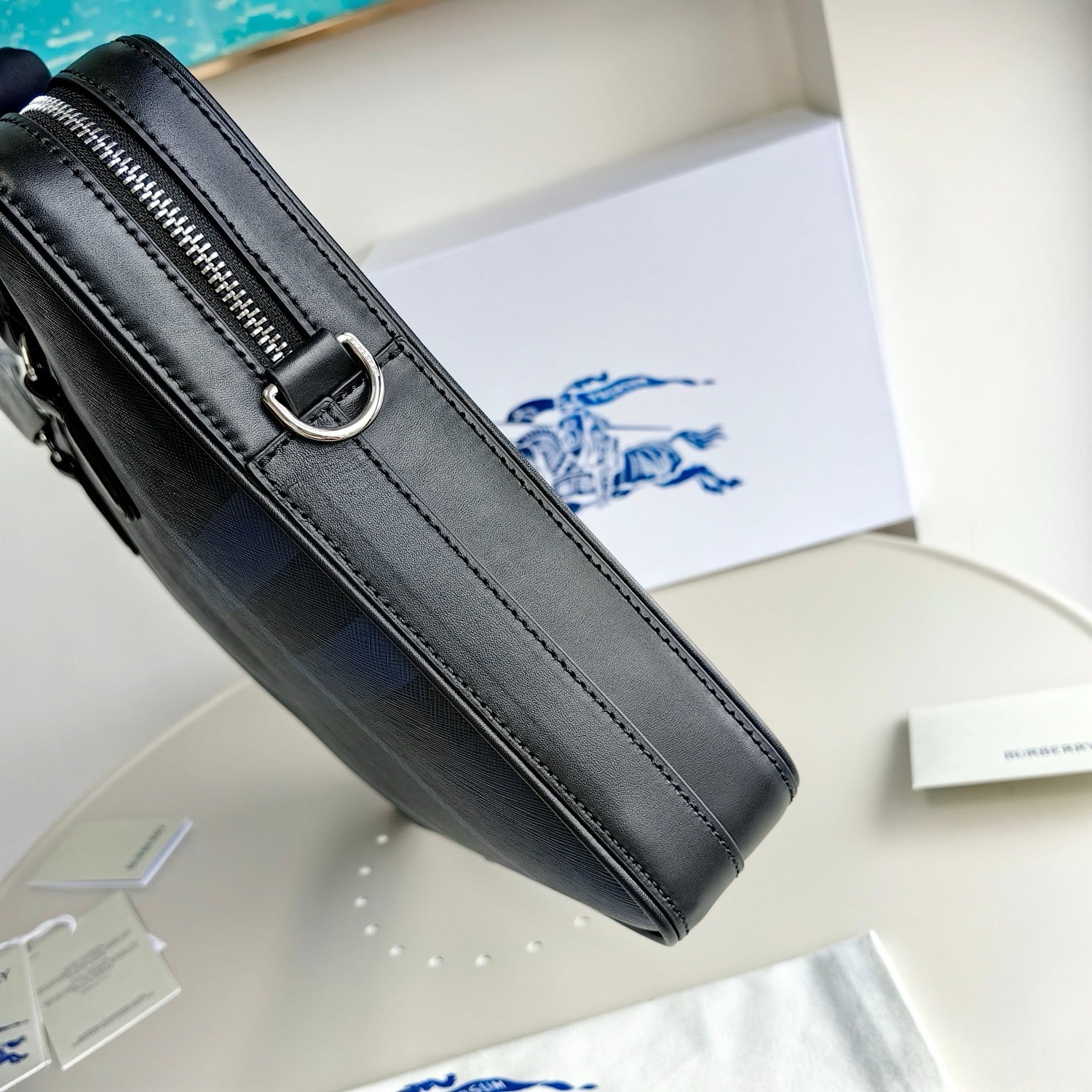 Blaue und schwarze Tasche