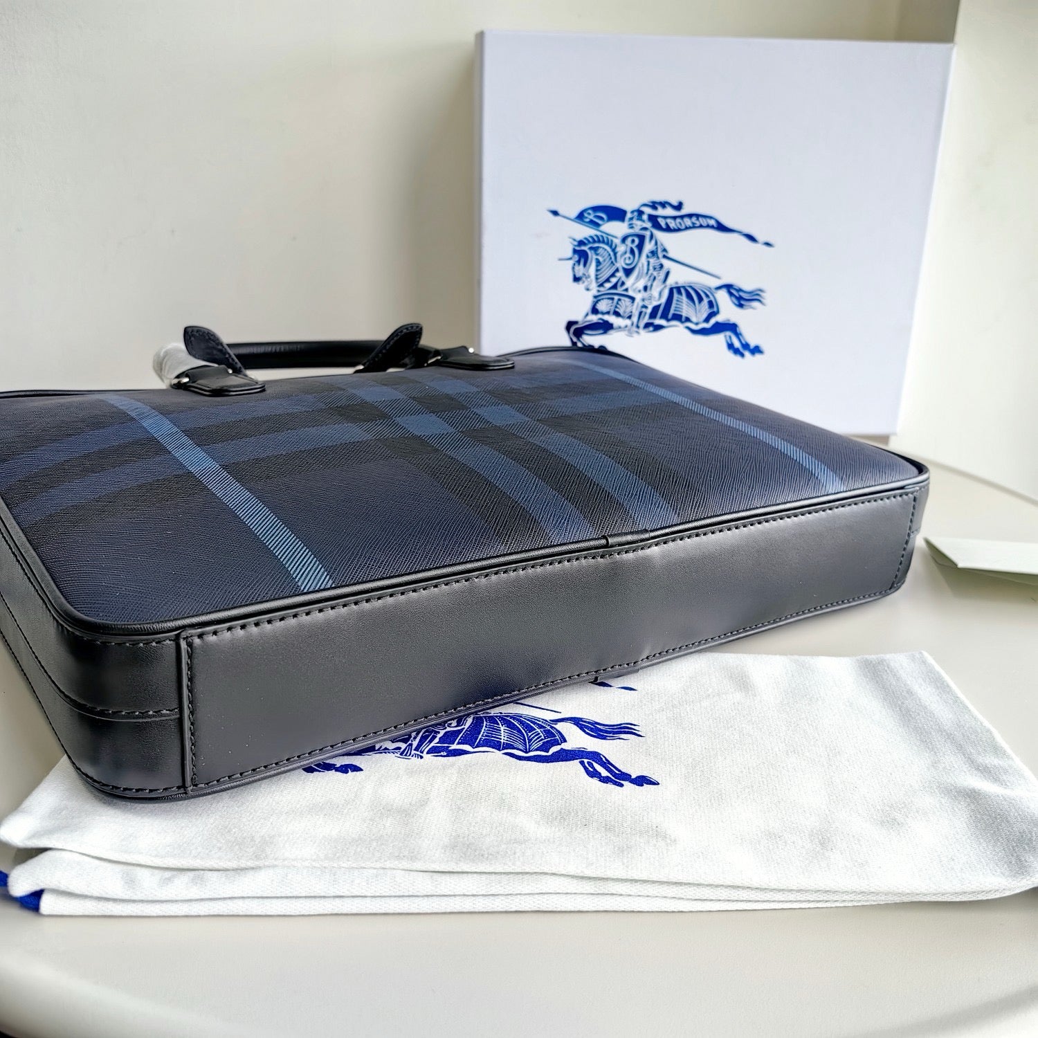 Blaue und schwarze Tasche