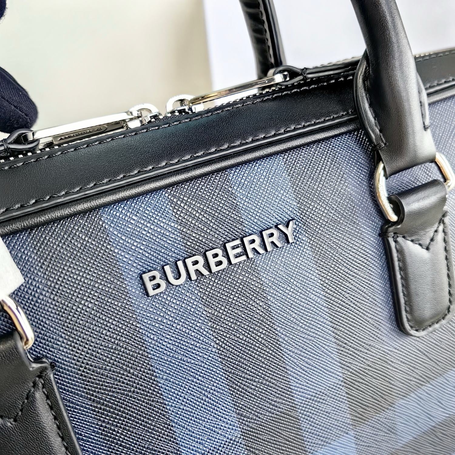 Blaue und schwarze Tasche