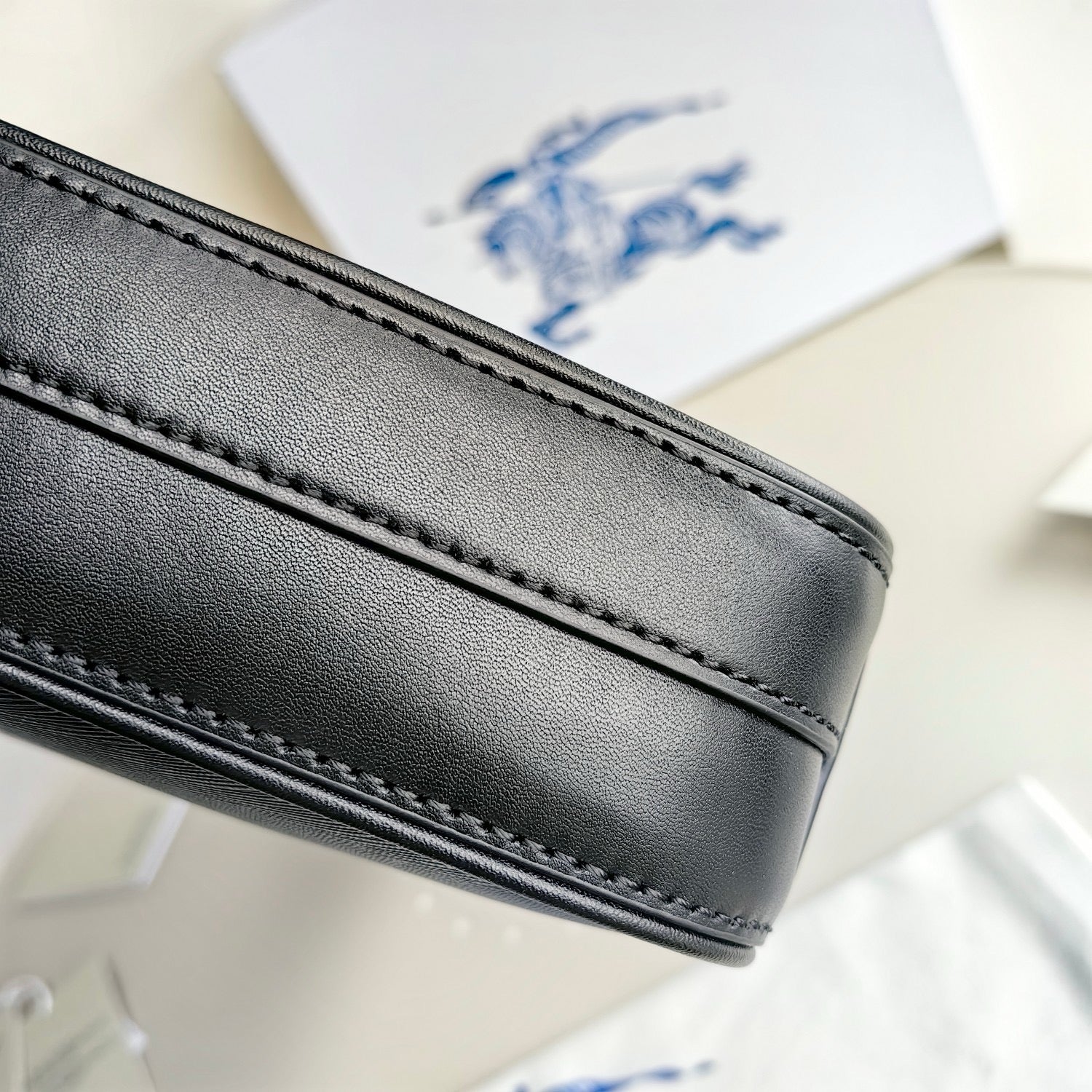 Blaue und schwarze Tasche