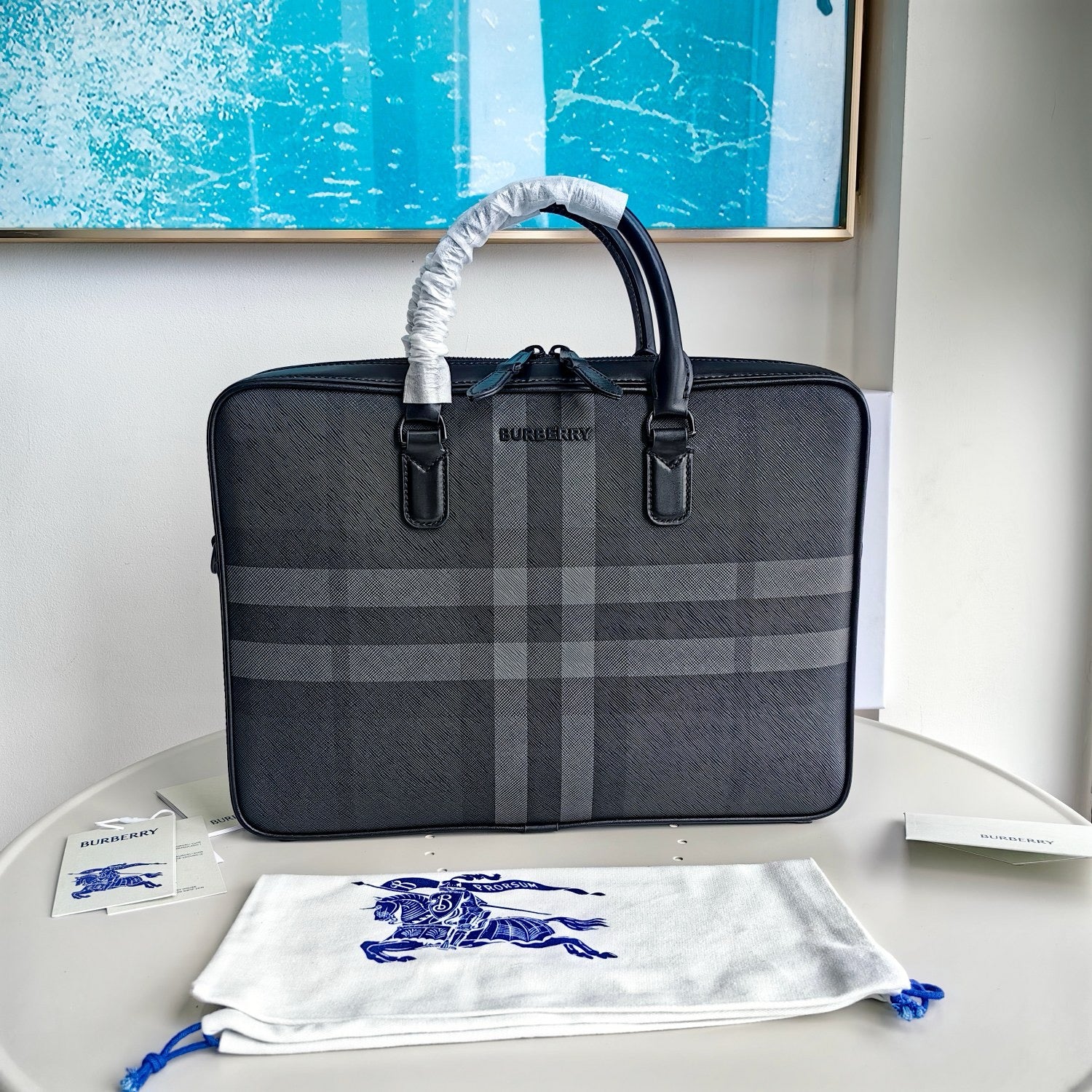 Blaue und schwarze Tasche