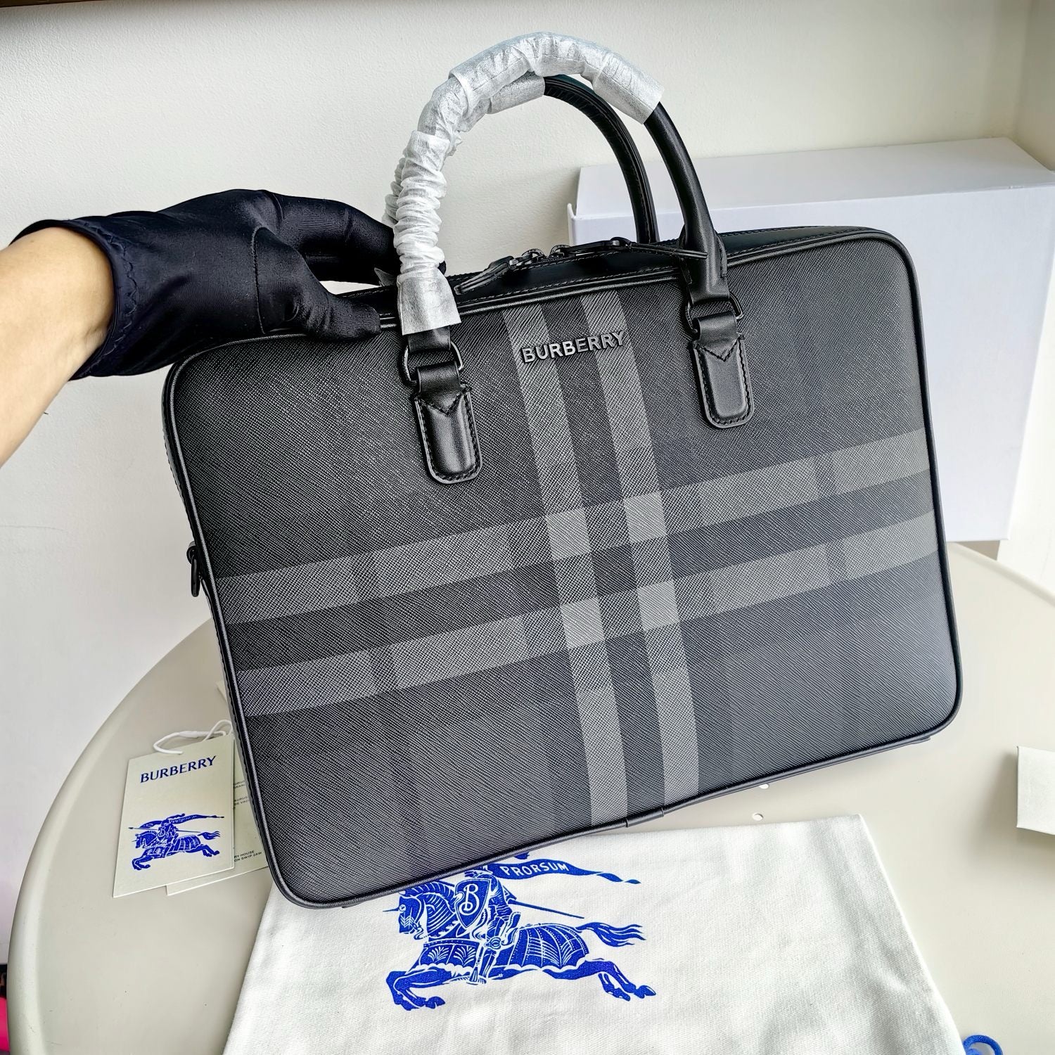 Blaue und schwarze Tasche