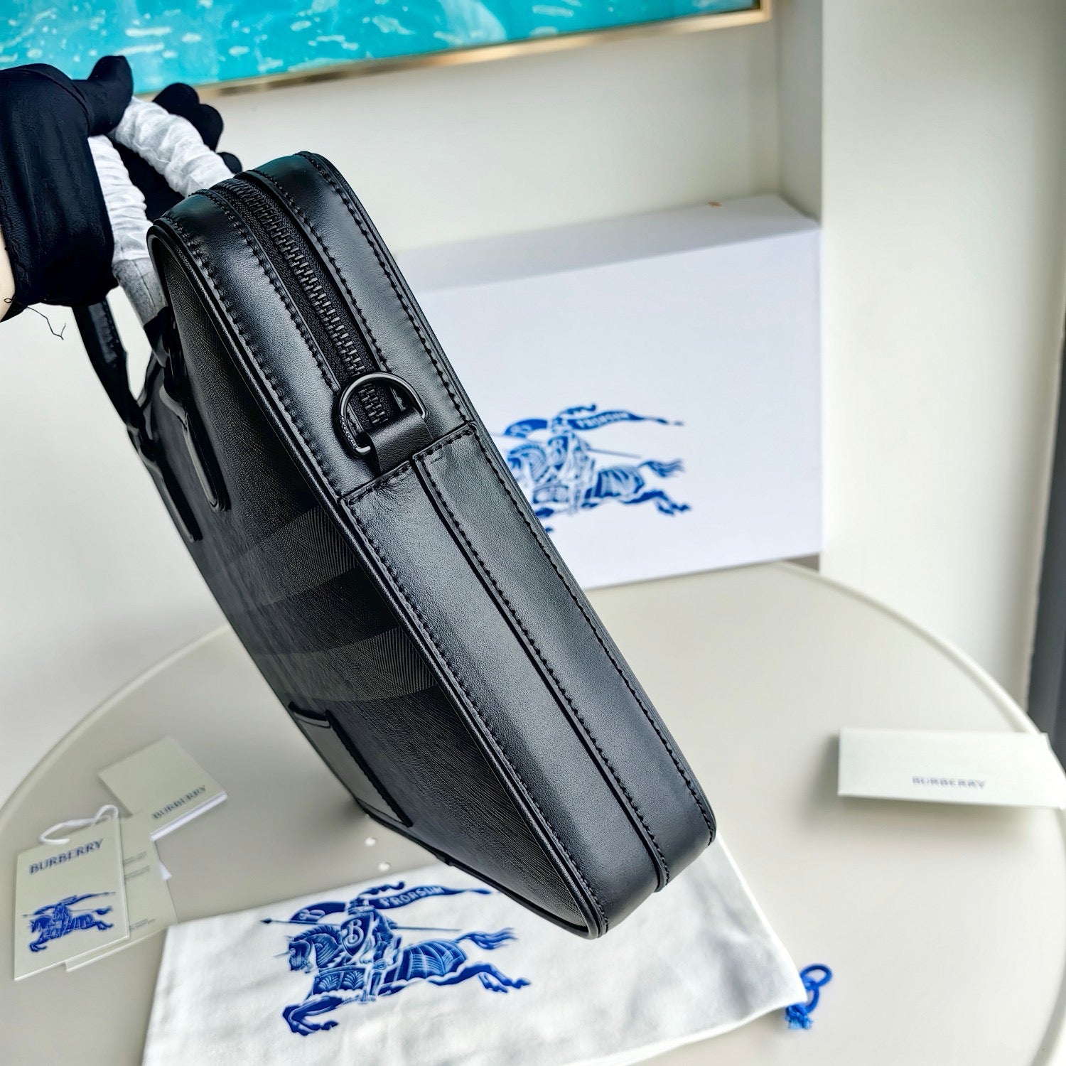 Blaue und schwarze Tasche