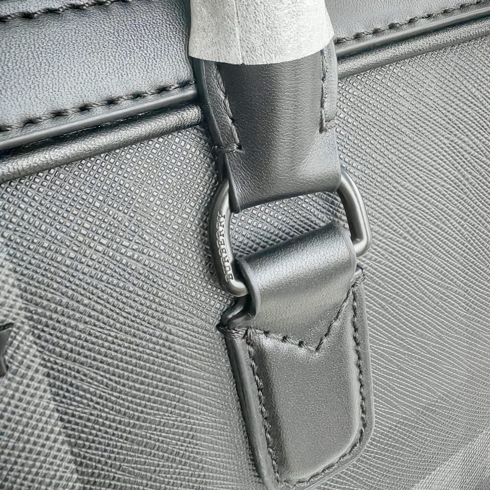 Blaue und schwarze Tasche