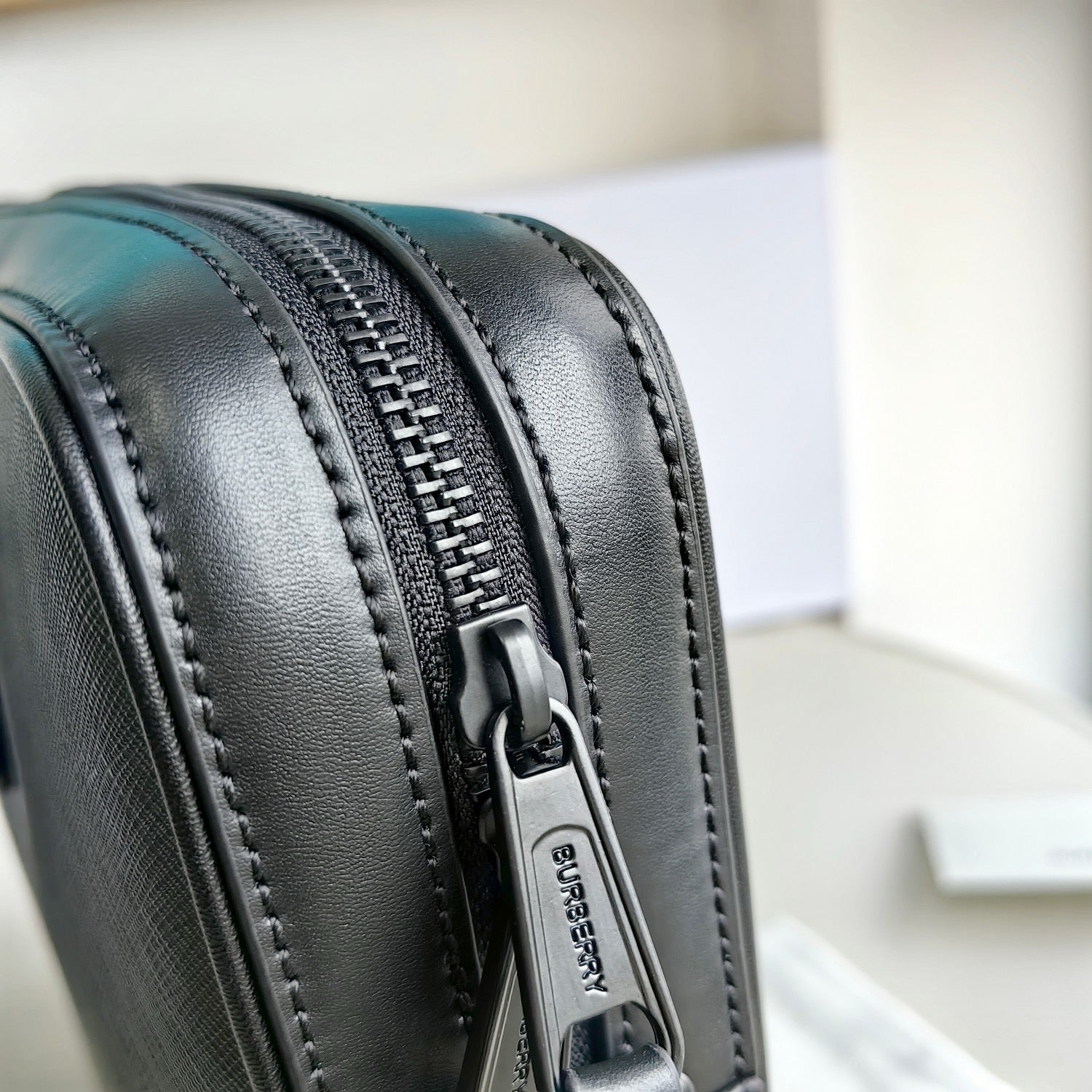 Blaue und schwarze Tasche