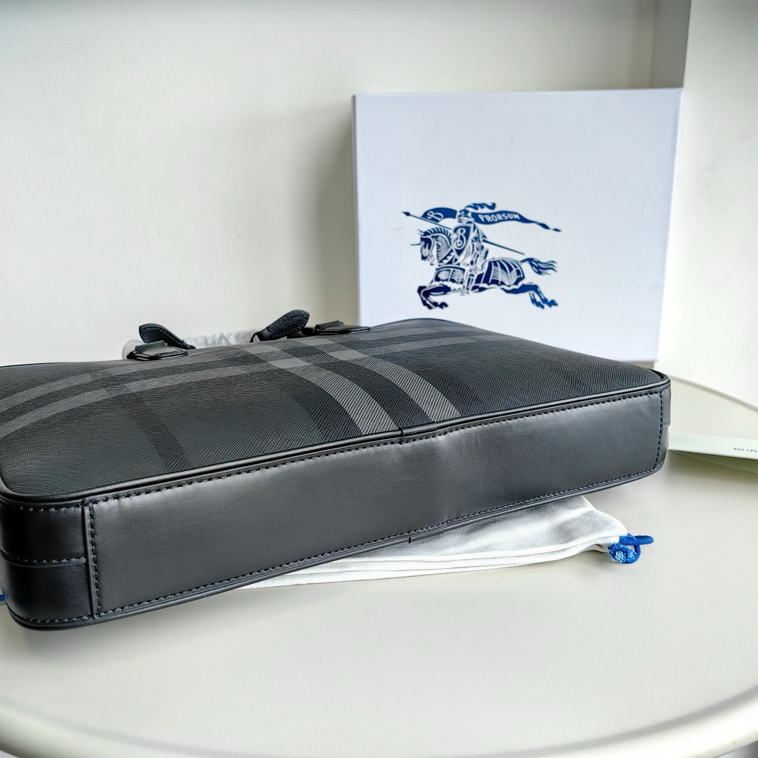 Blaue und schwarze Tasche