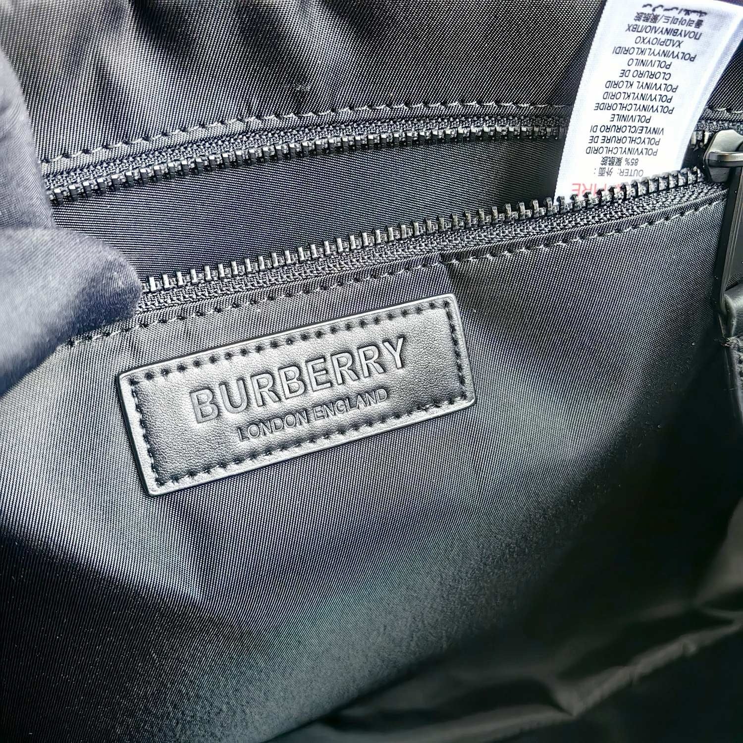 Blaue und schwarze Tasche