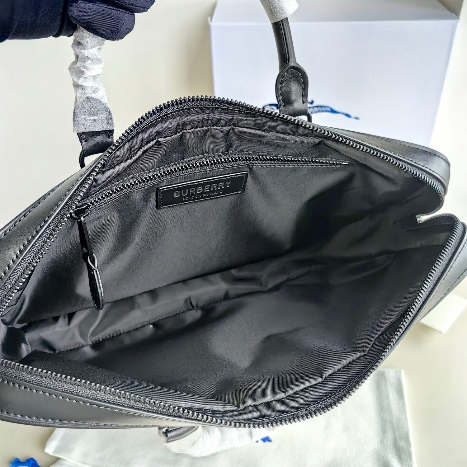 Blaue und schwarze Tasche