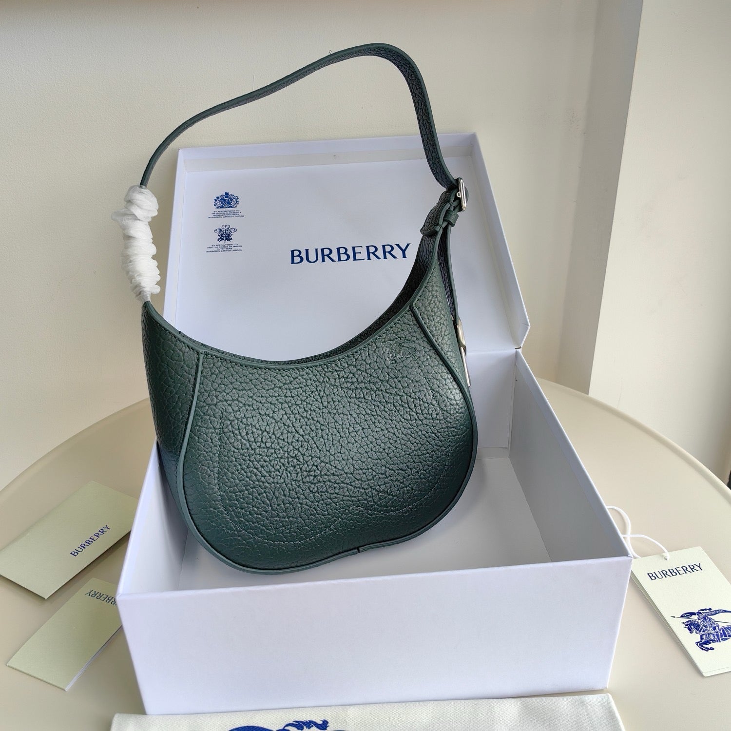 Grüne, khakifarbene und schwarze Tasche