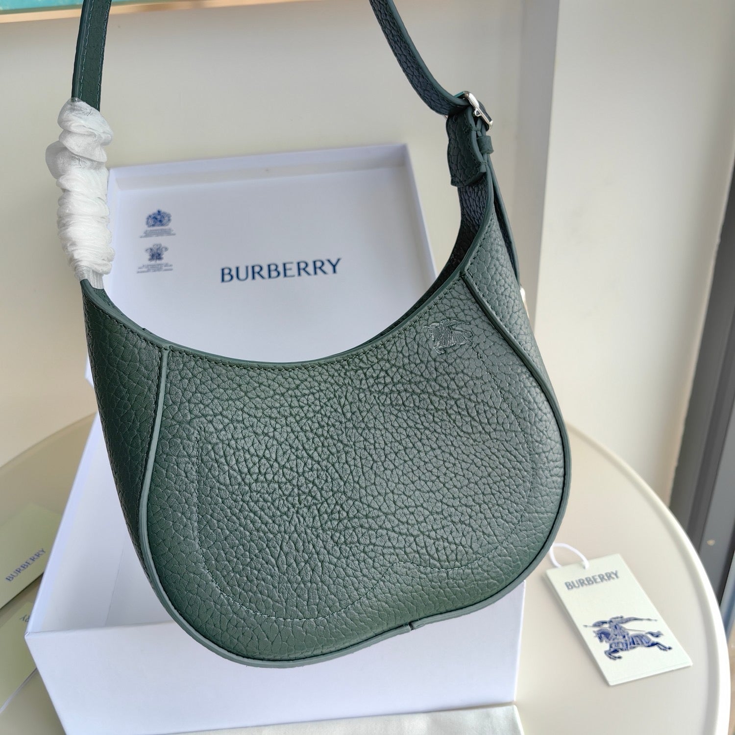 Grüne, khakifarbene und schwarze Tasche