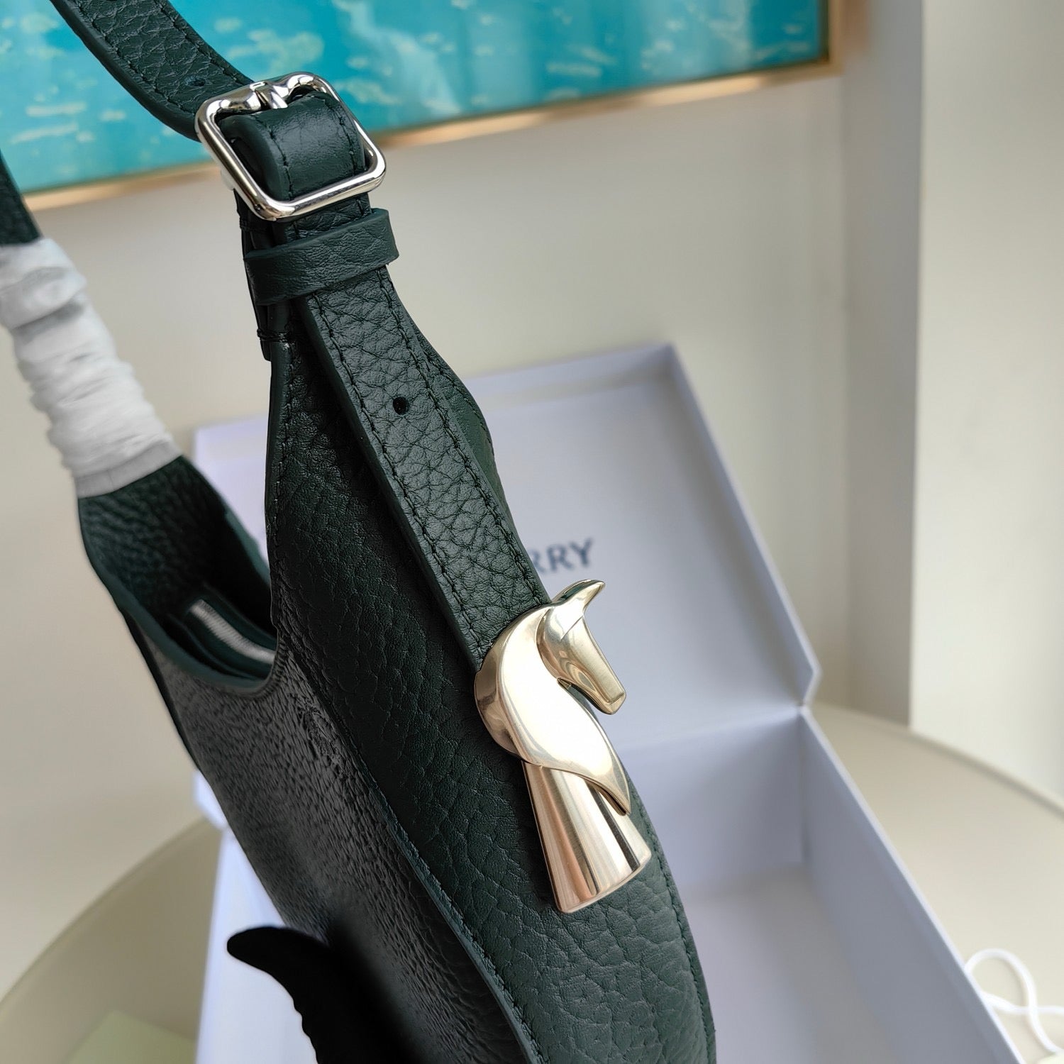Grüne, khakifarbene und schwarze Tasche