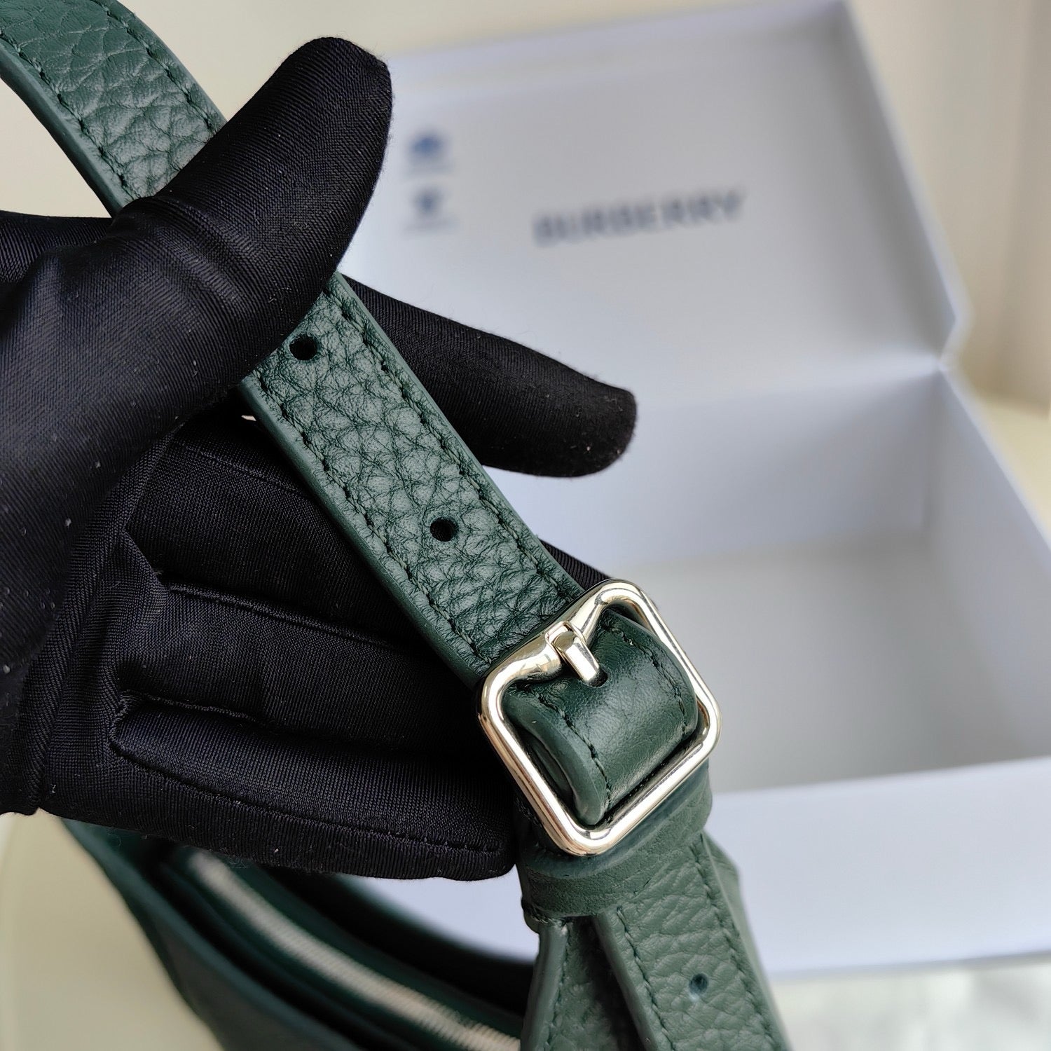 Grüne, khakifarbene und schwarze Tasche