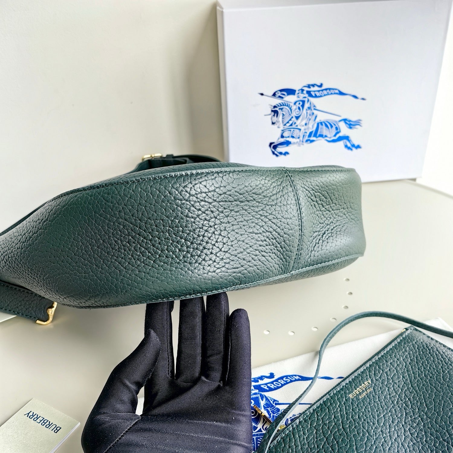 Grüne, khakifarbene und schwarze Tasche