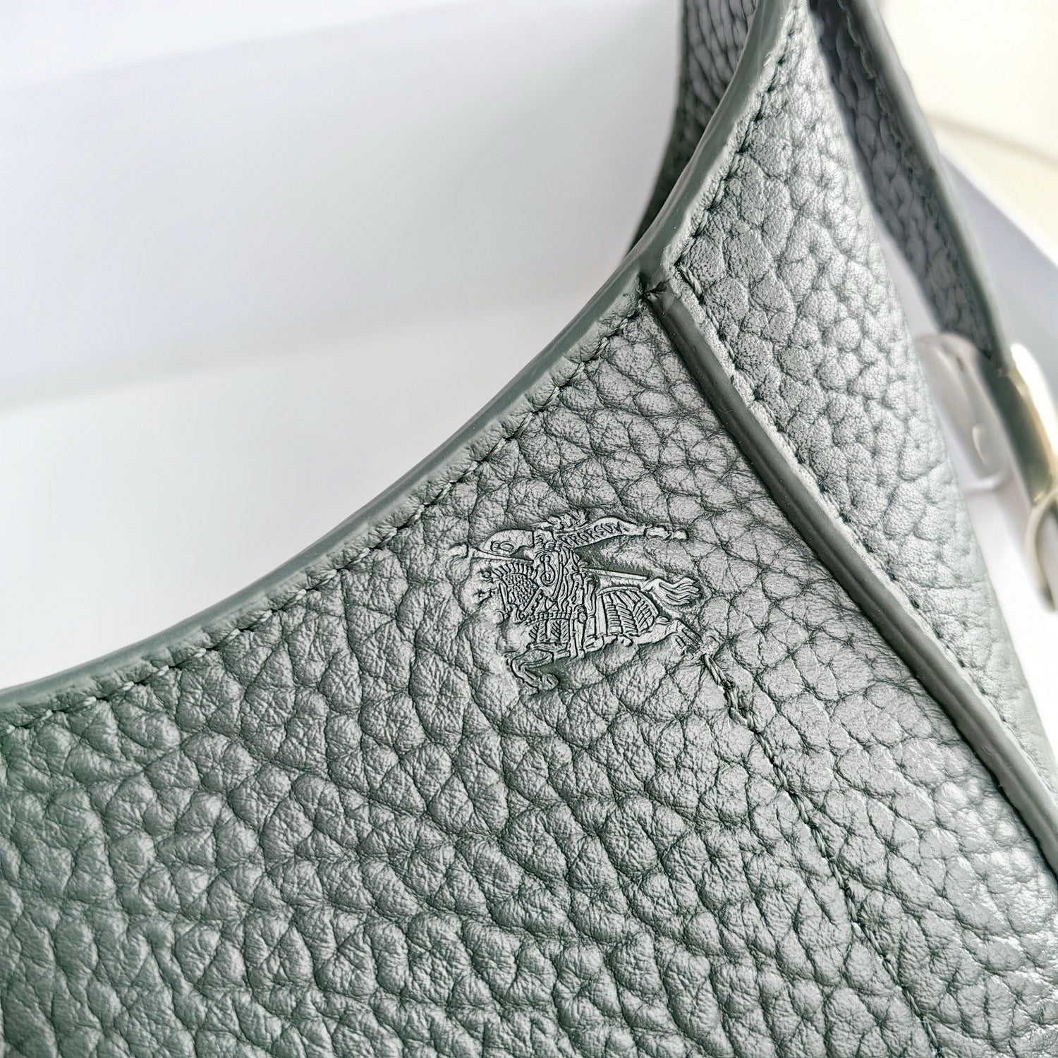 Grüne, khakifarbene und schwarze Tasche