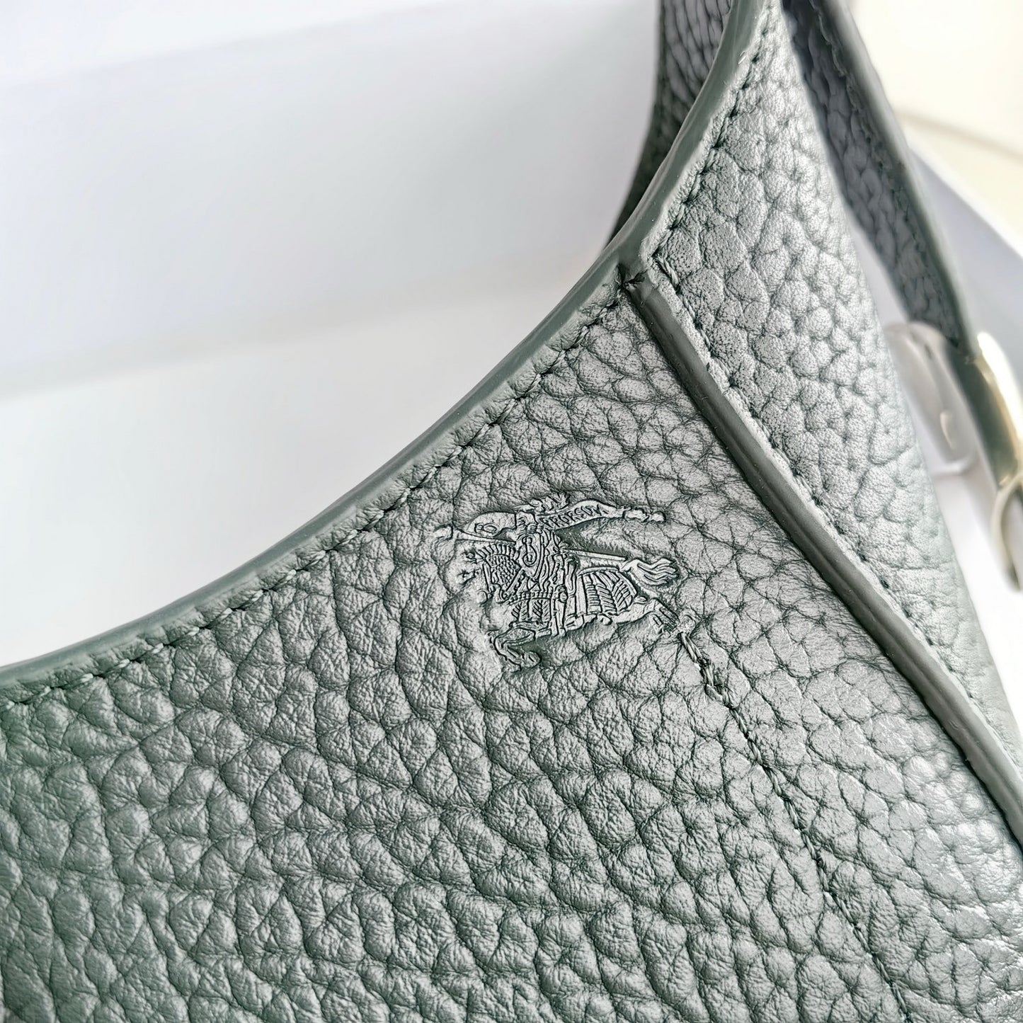 Bolso verde, caqui y negro