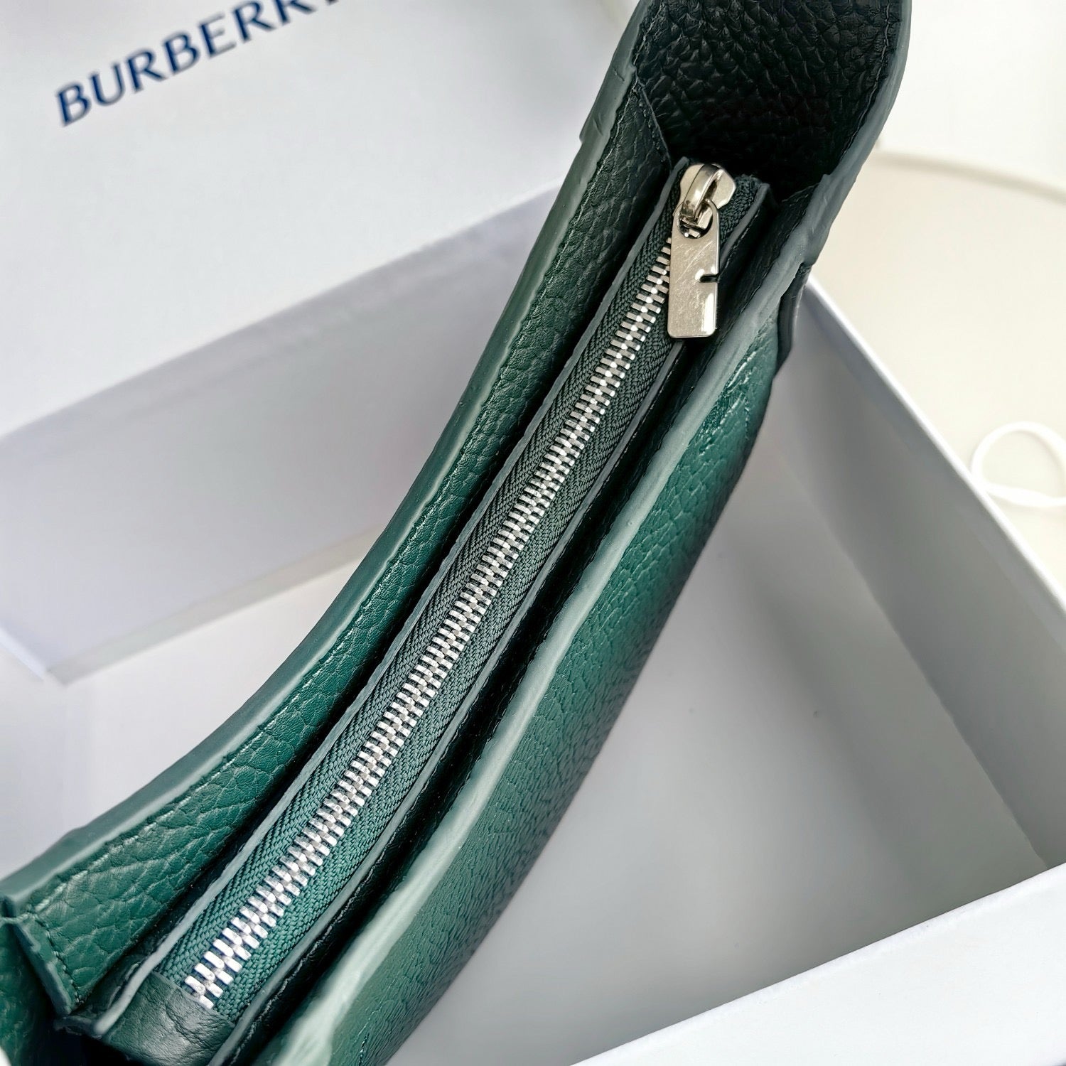 Grüne, khakifarbene und schwarze Tasche