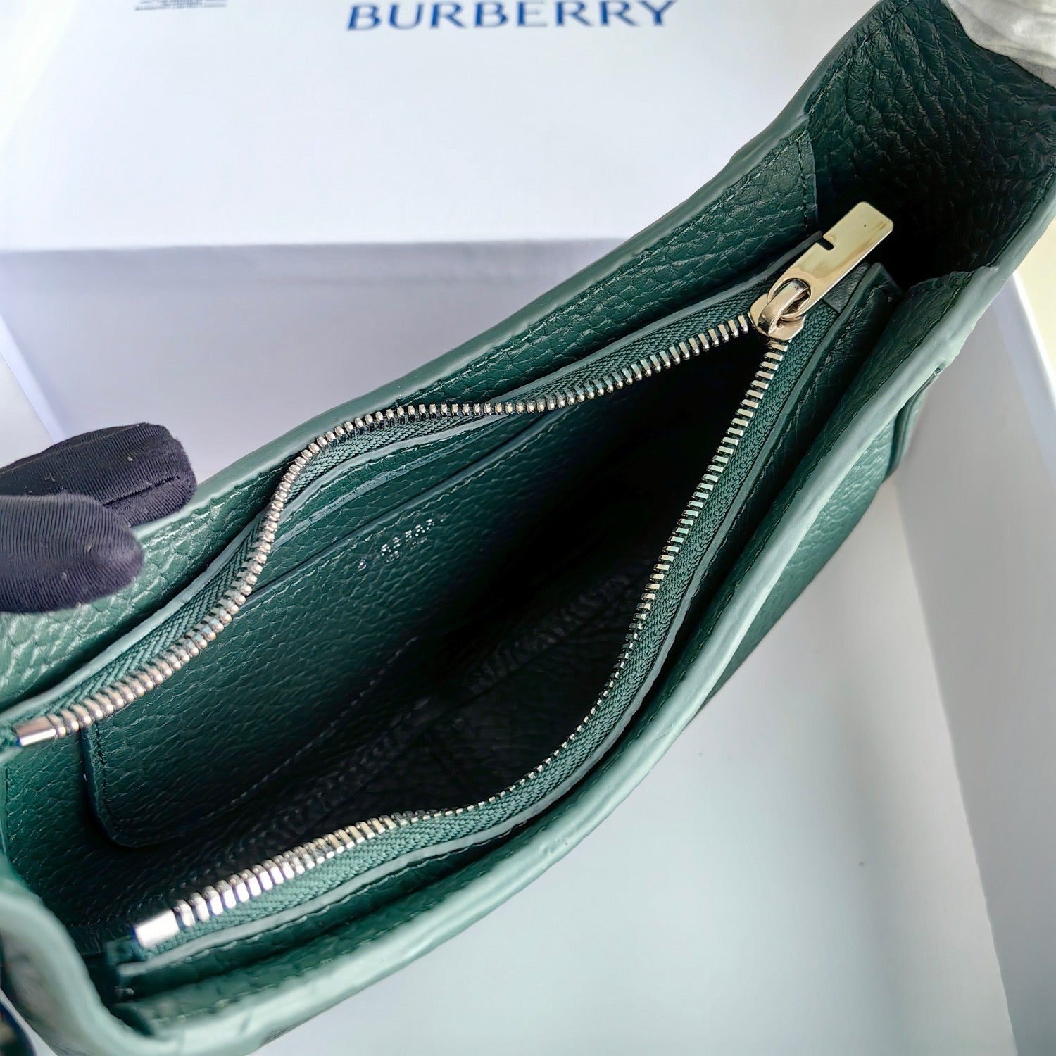 Grüne, khakifarbene und schwarze Tasche