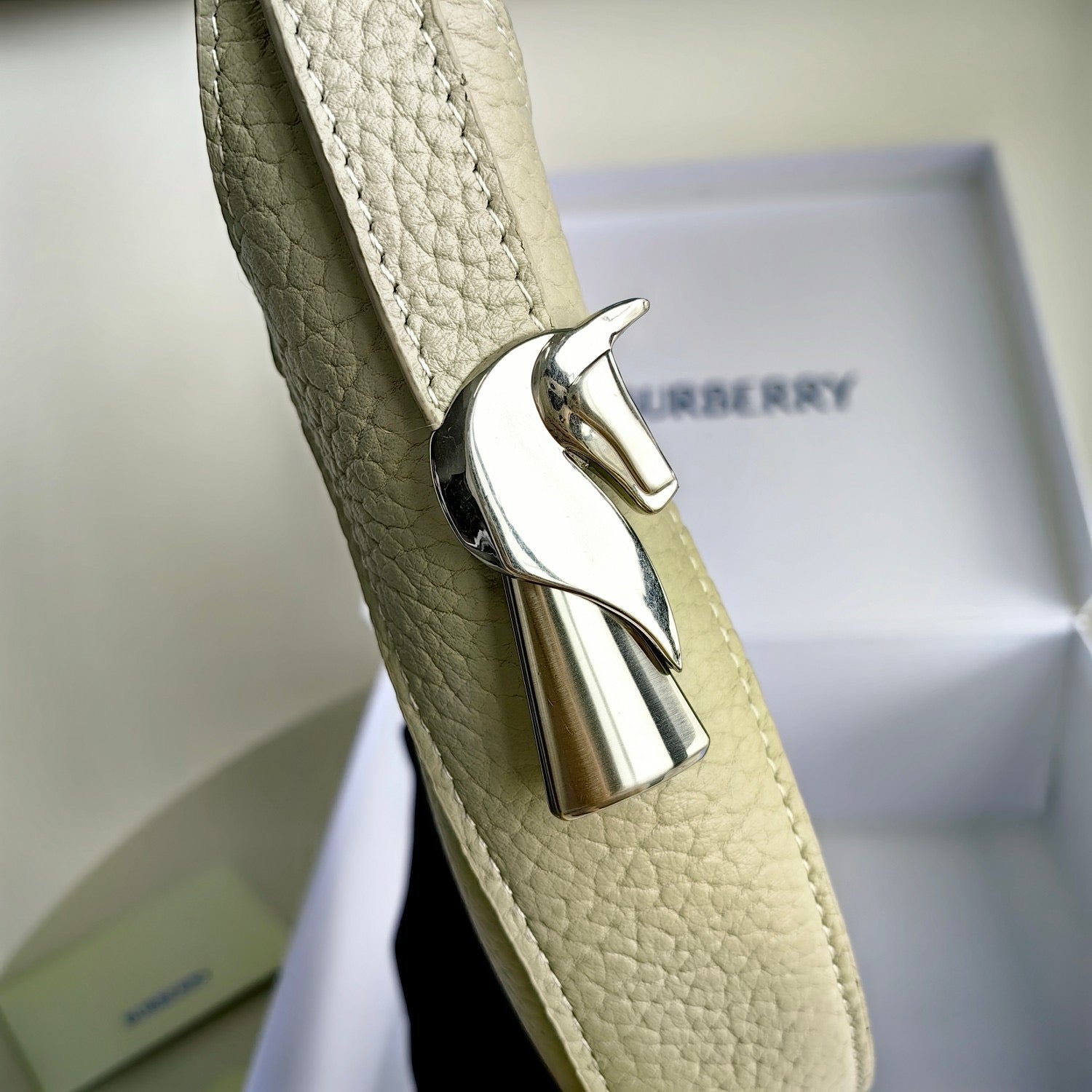 Grüne, khakifarbene und schwarze Tasche