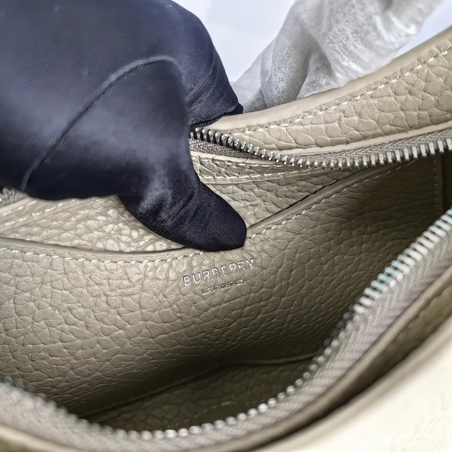 Grüne, khakifarbene und schwarze Tasche