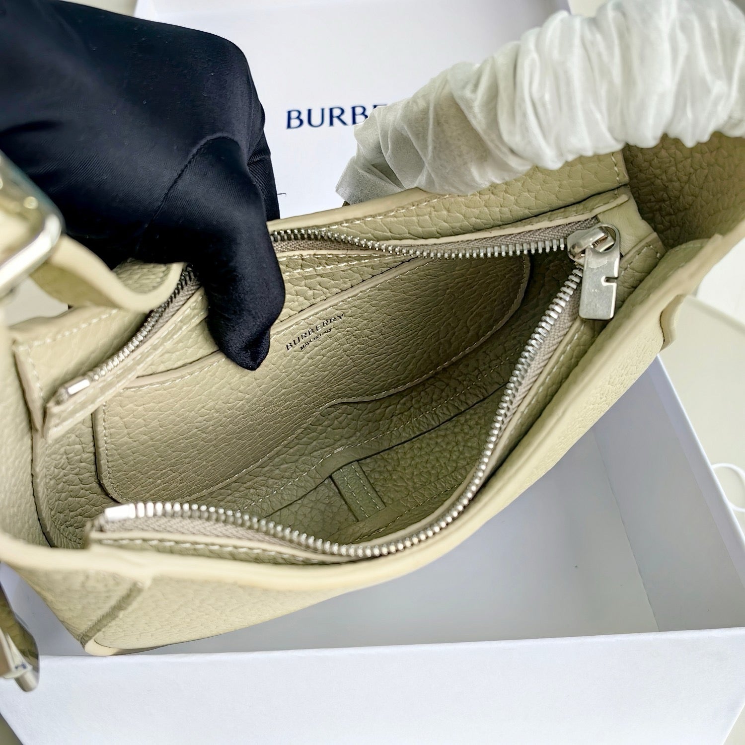 Grüne, khakifarbene und schwarze Tasche