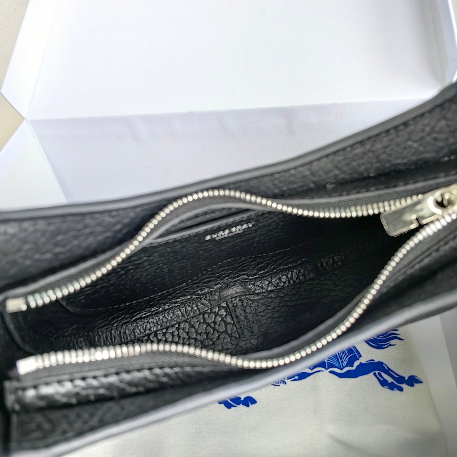 Grüne, khakifarbene und schwarze Tasche