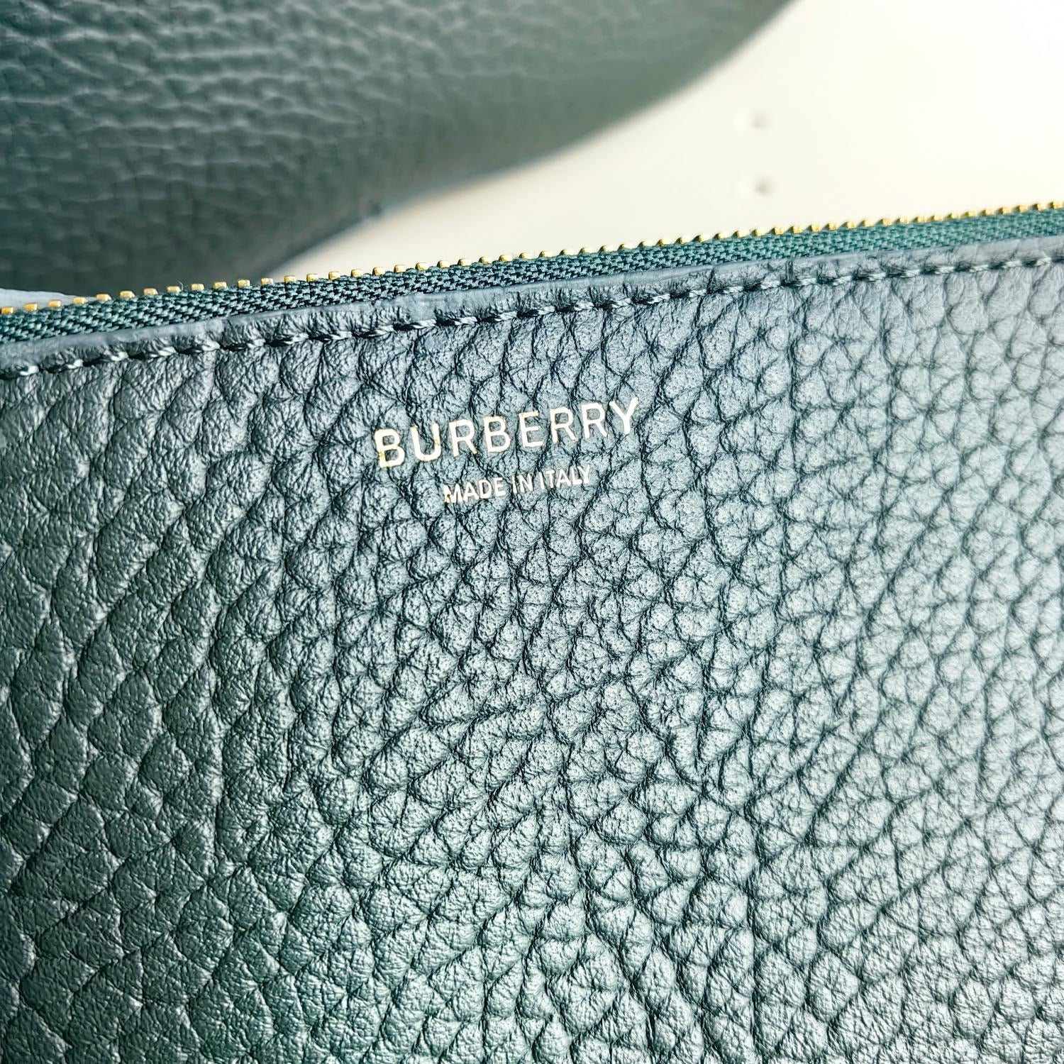Grüne, khakifarbene und schwarze Tasche