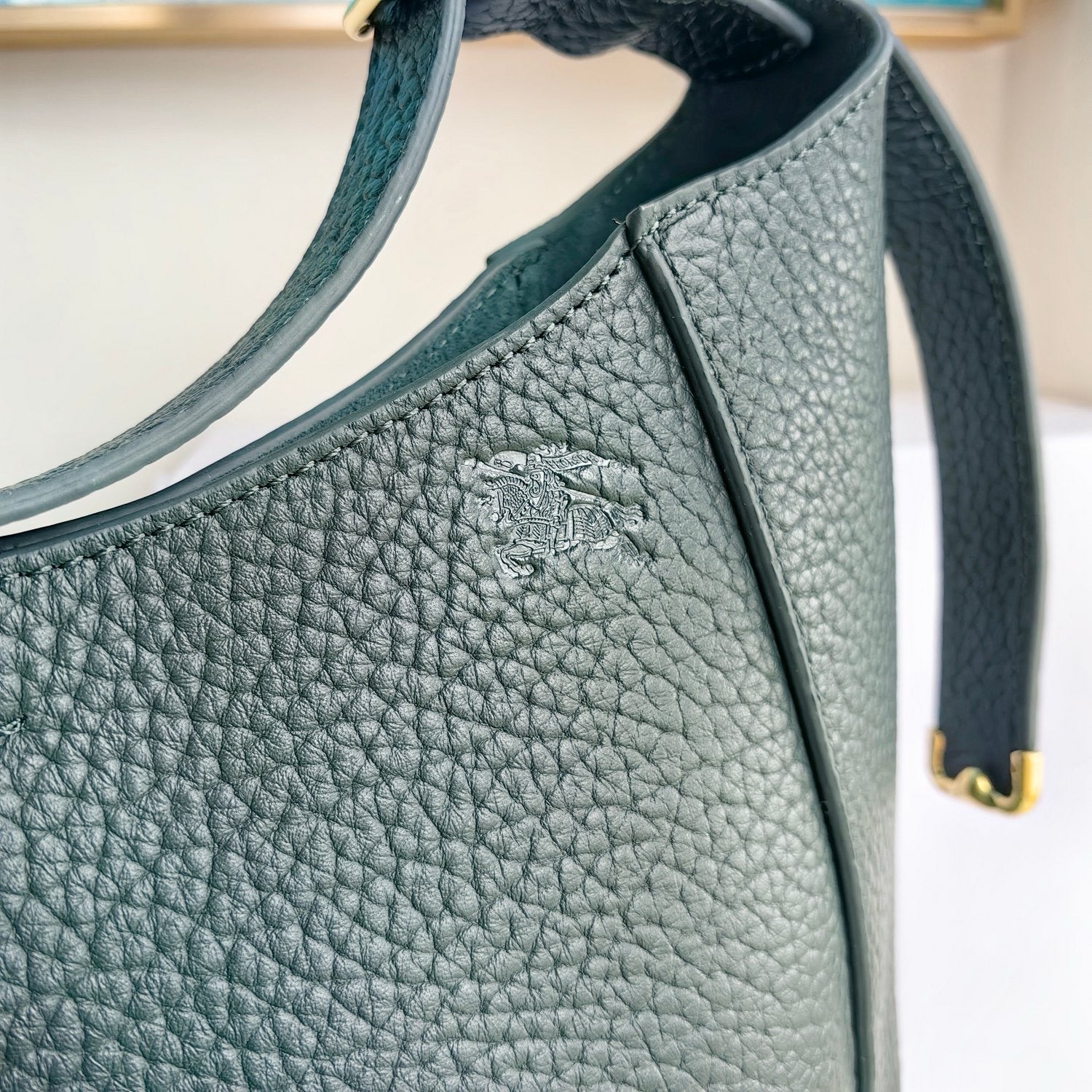 Grüne, khakifarbene und schwarze Tasche