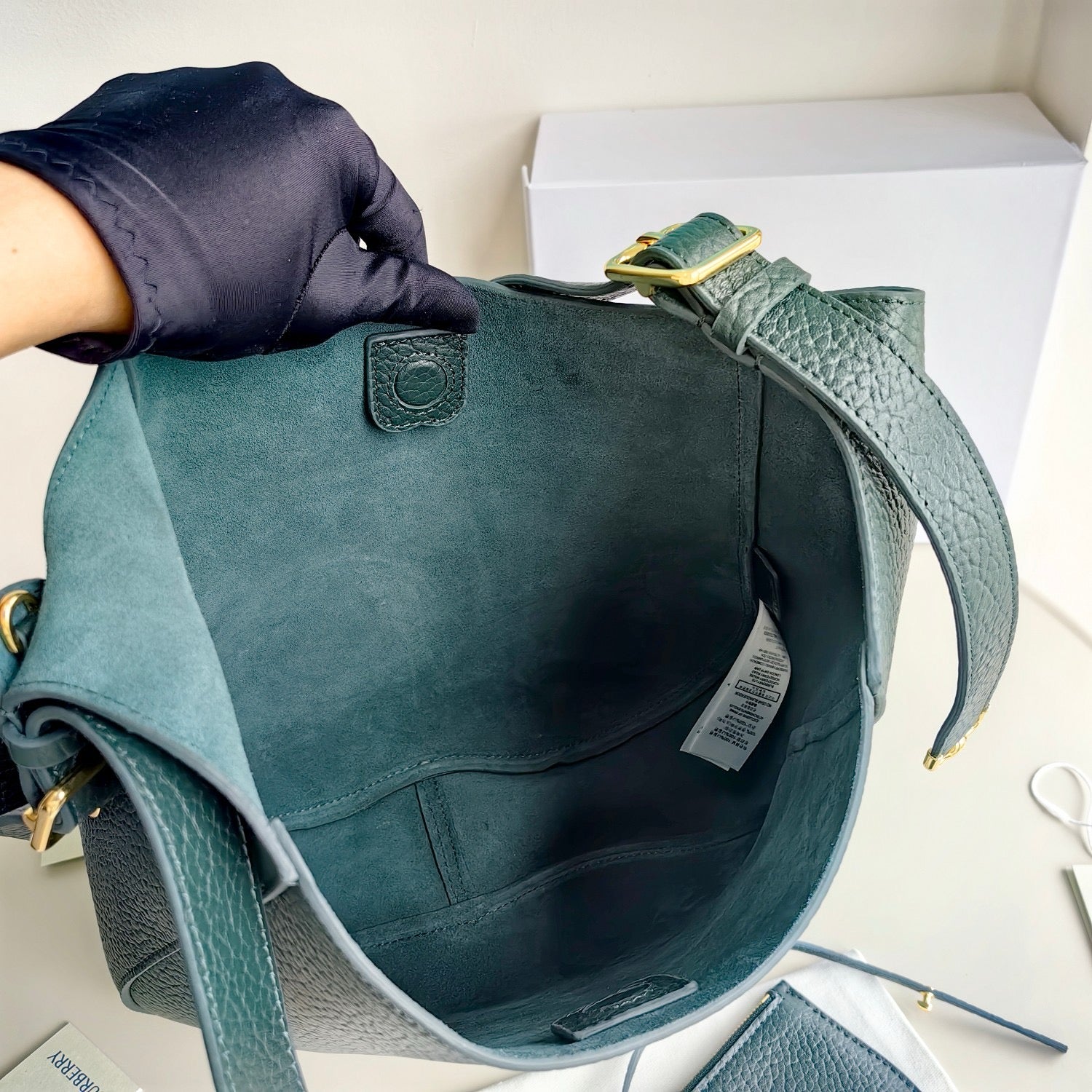Grüne, khakifarbene und schwarze Tasche