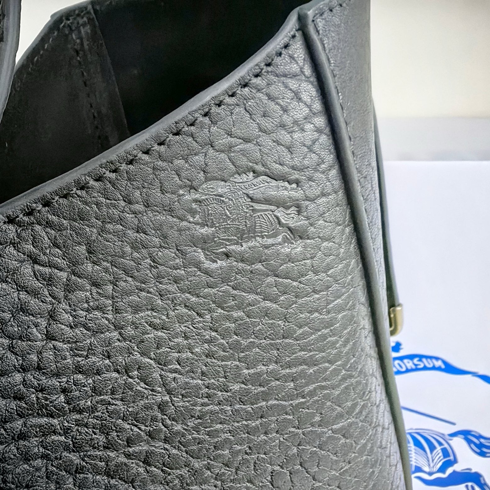 Grüne, khakifarbene und schwarze Tasche