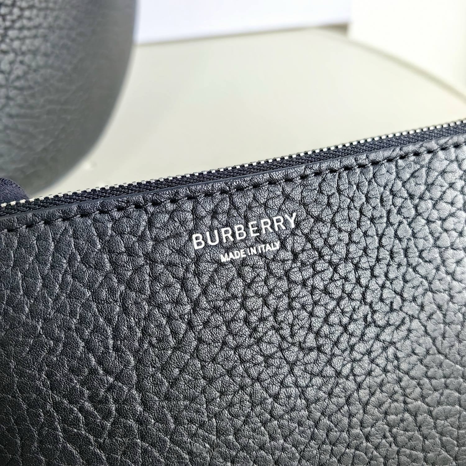 Grüne, khakifarbene und schwarze Tasche
