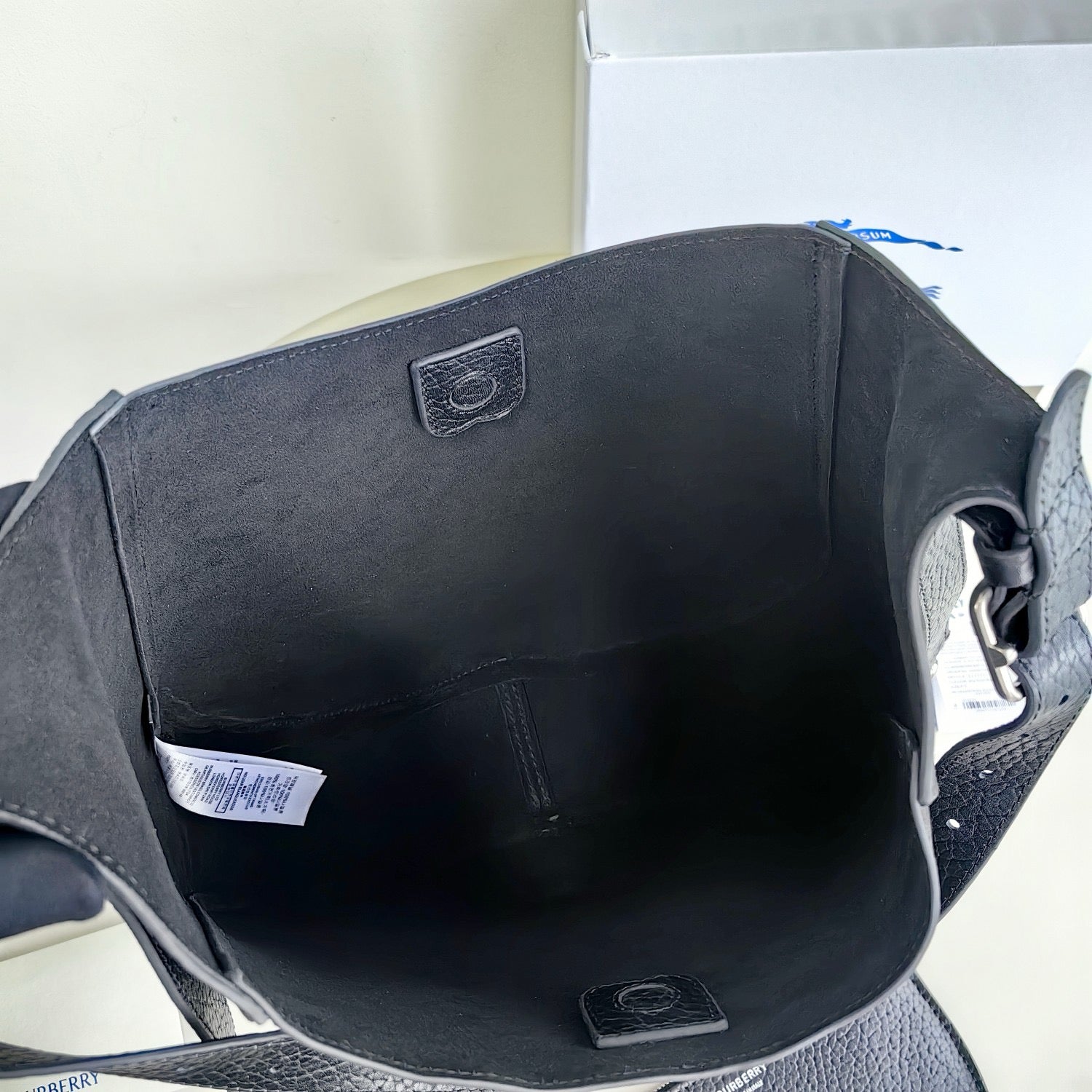 Grüne, khakifarbene und schwarze Tasche