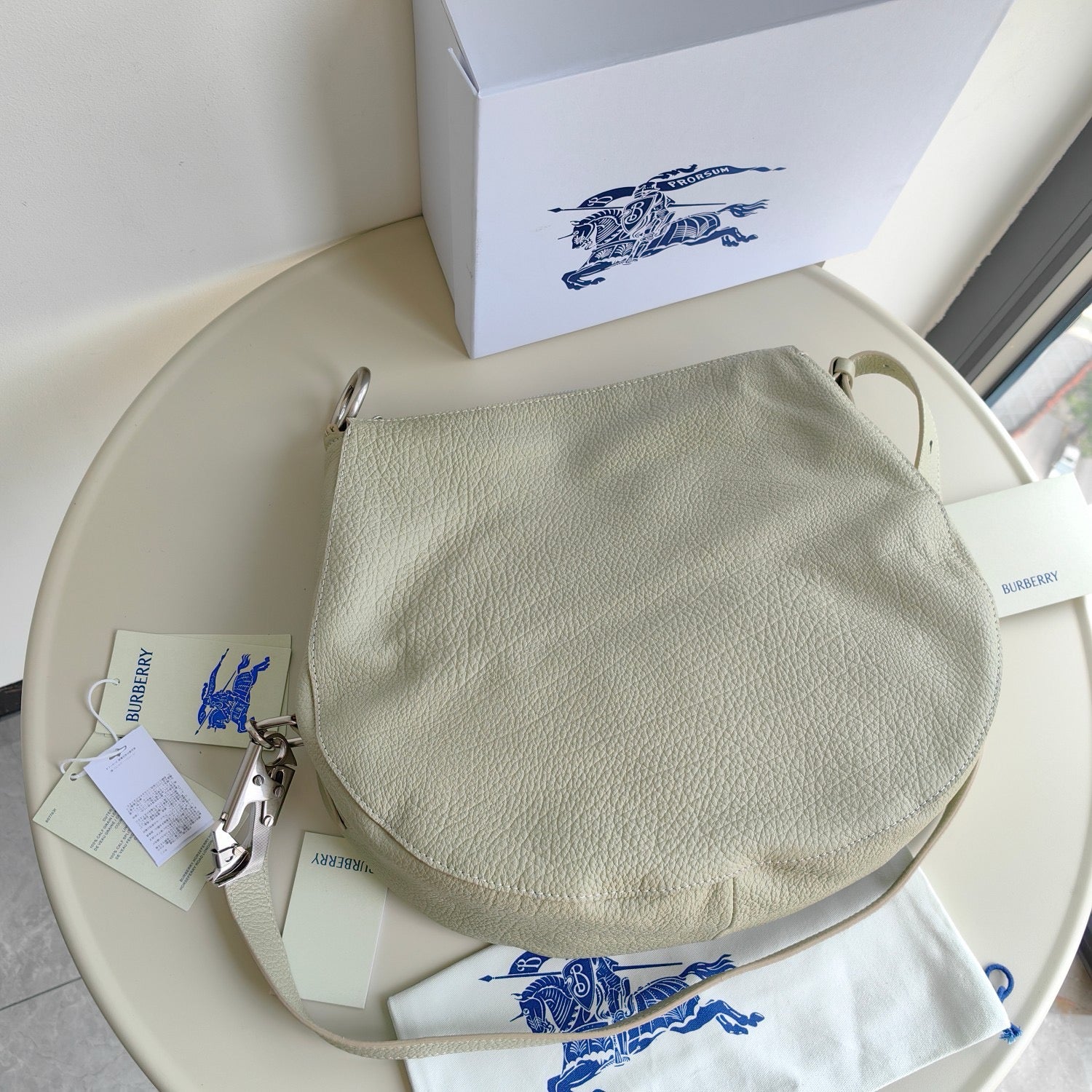Bolsa blanca, negra y roja