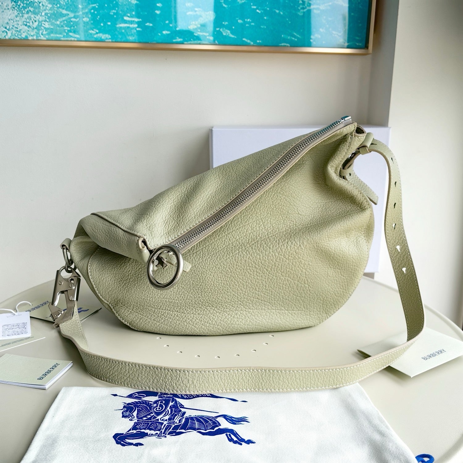 Bolsa blanca, negra y roja