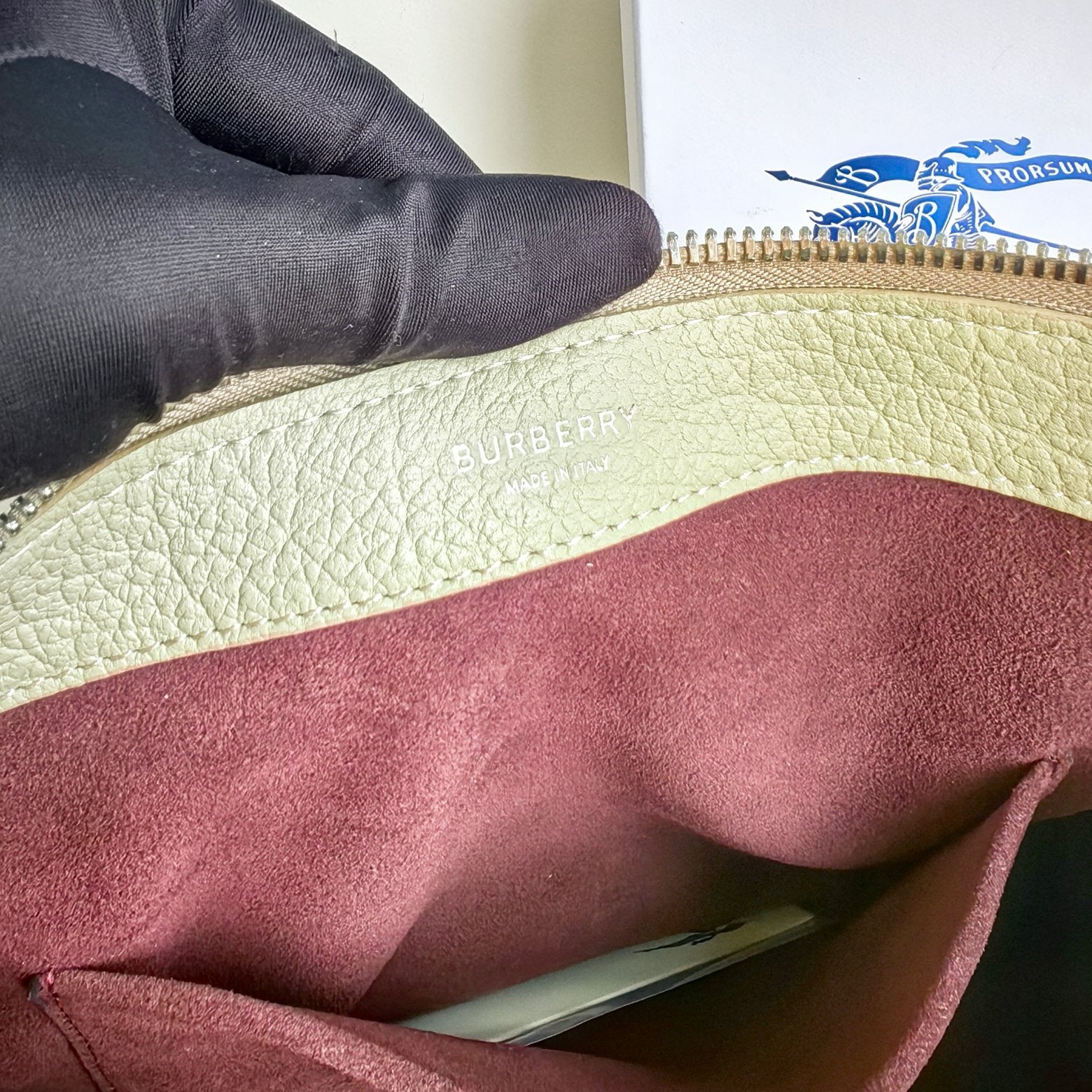 Bolsa blanca, negra y roja