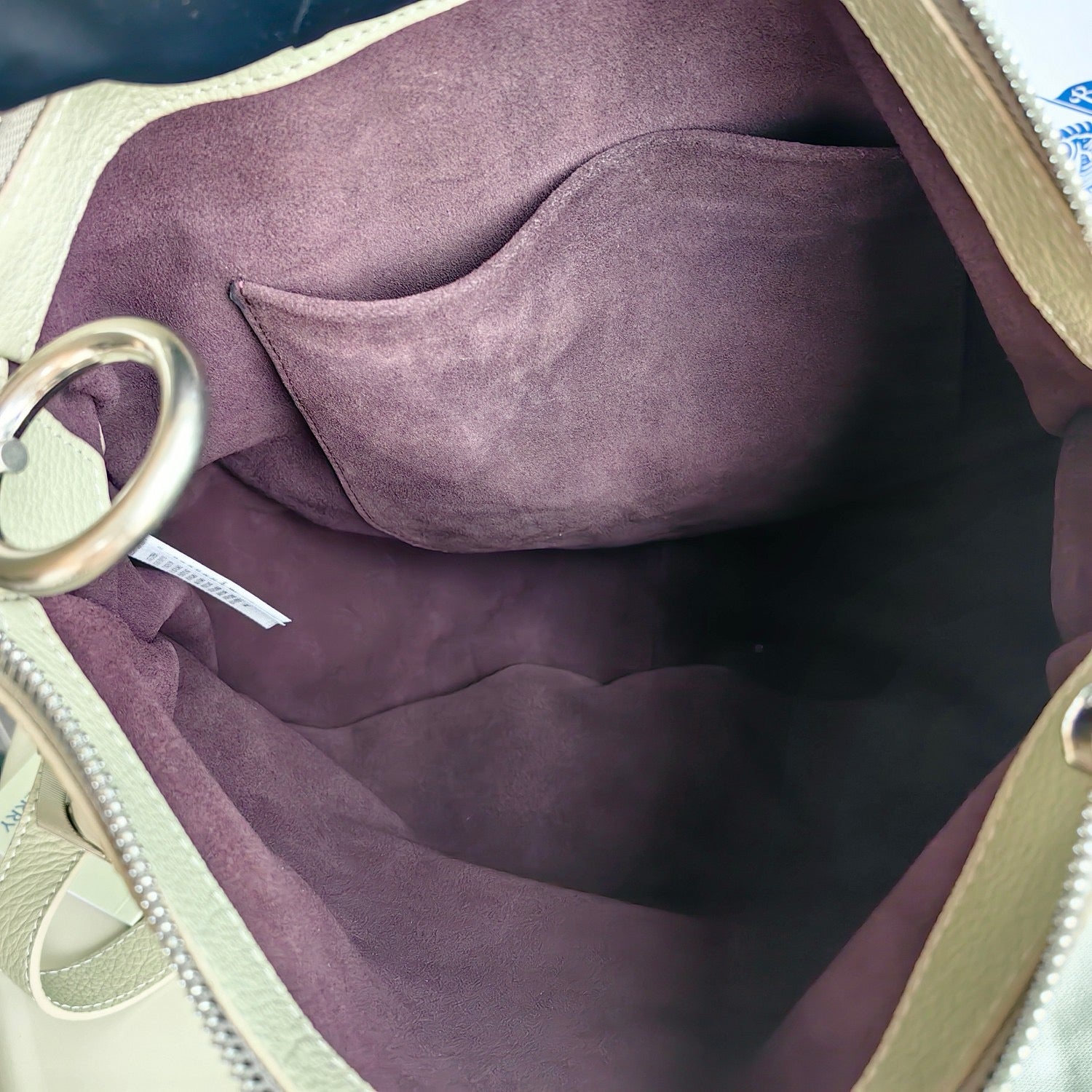 Bolsa blanca, negra y roja