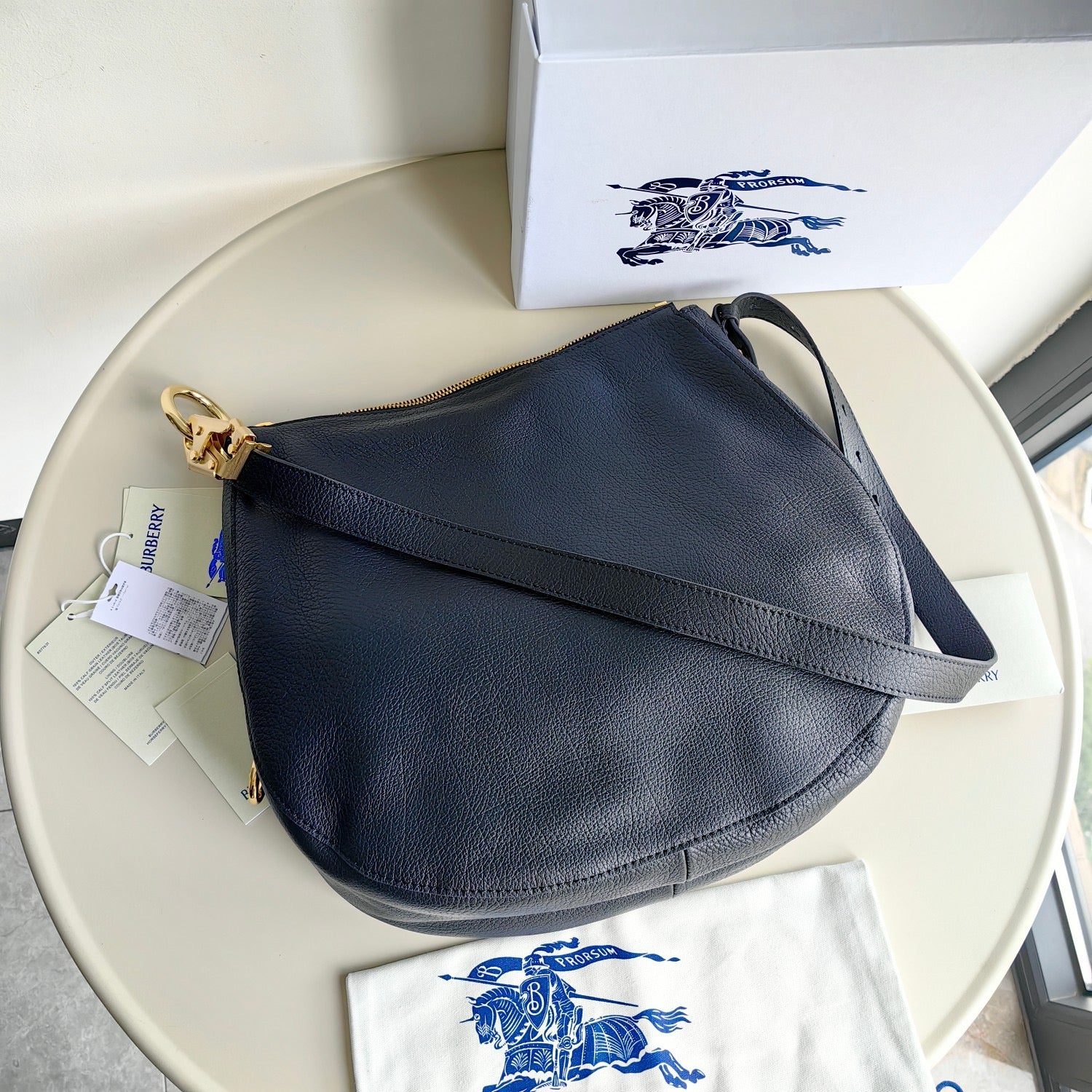 Bolsa blanca, negra y roja