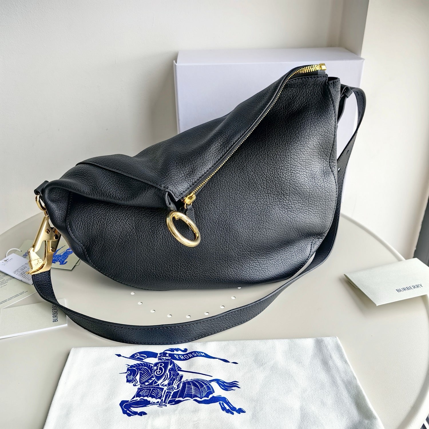 Bolsa blanca, negra y roja