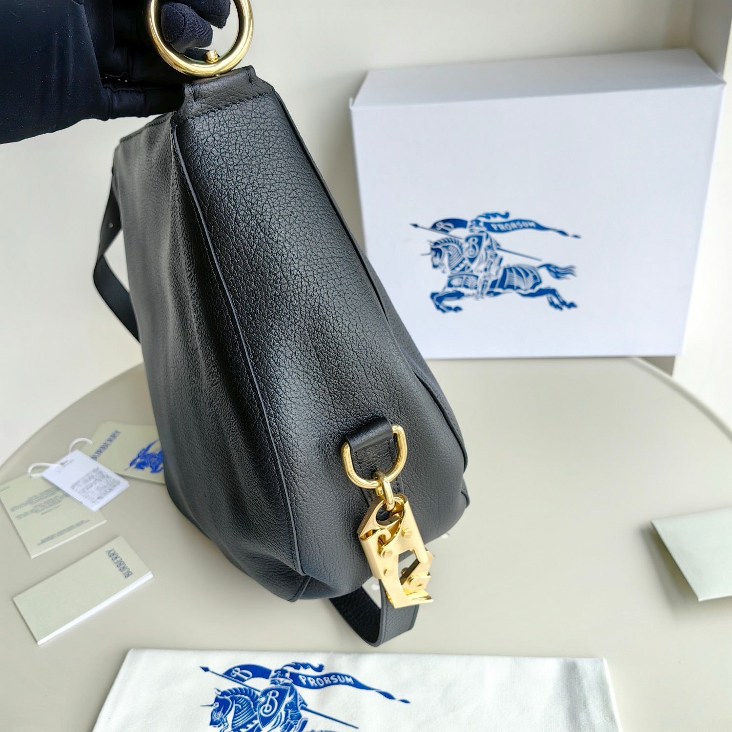 Bolsa blanca, negra y roja