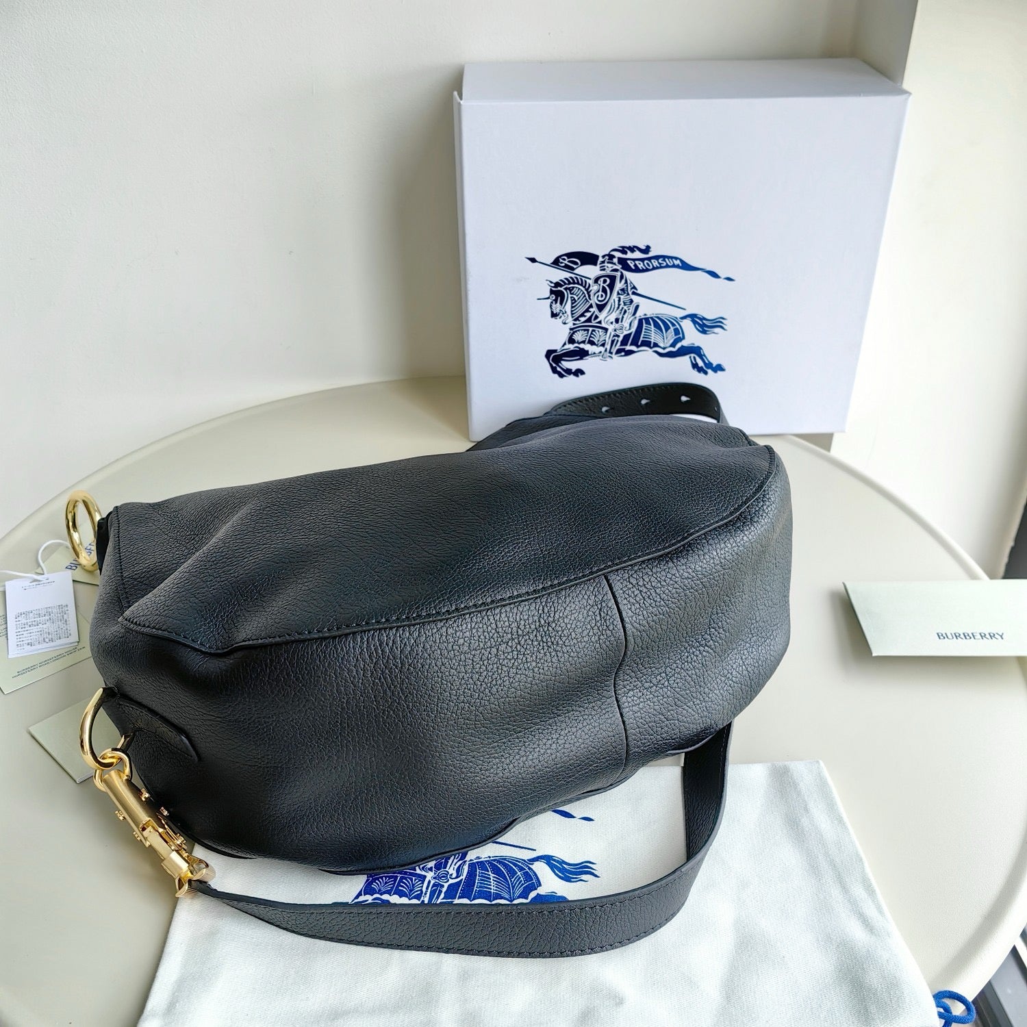 Bolsa blanca, negra y roja