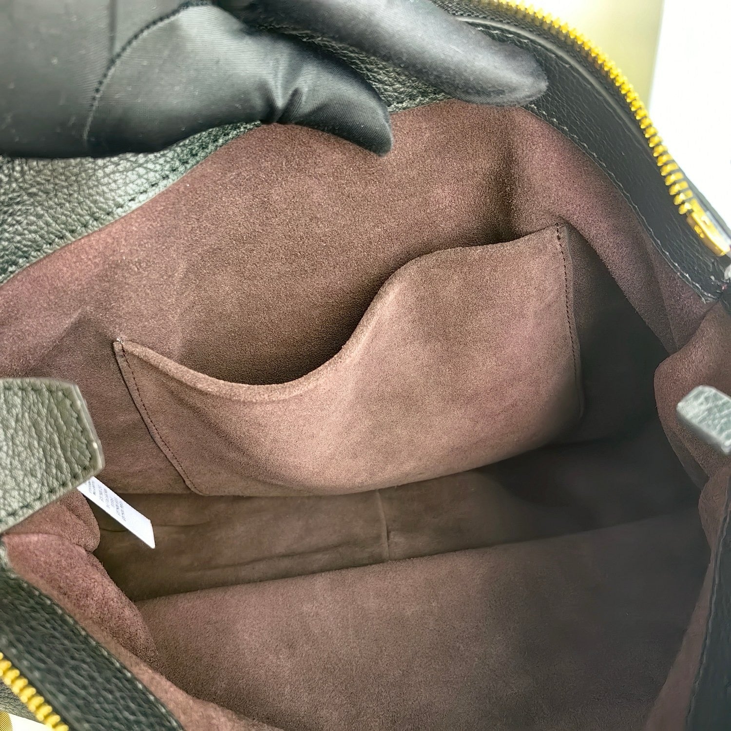 Bolsa blanca, negra y roja