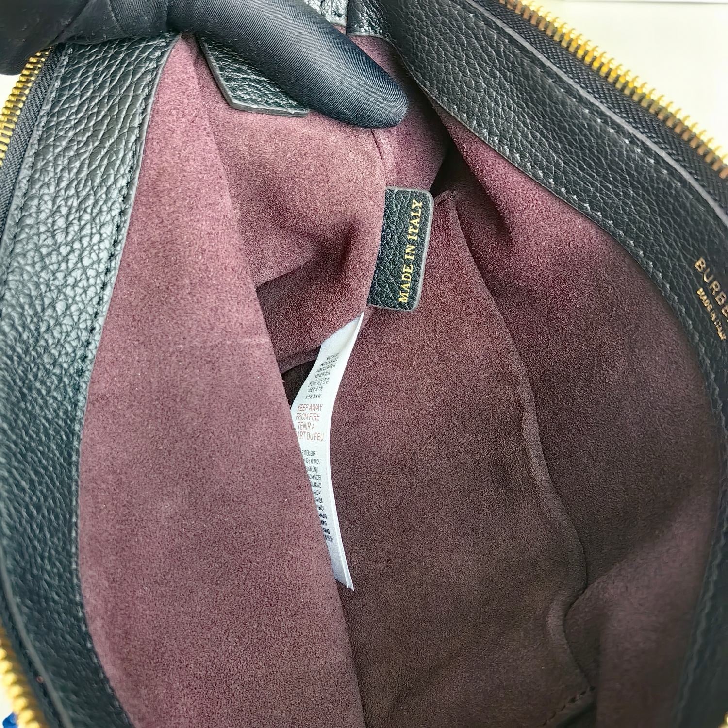 Bolsa blanca, negra y roja