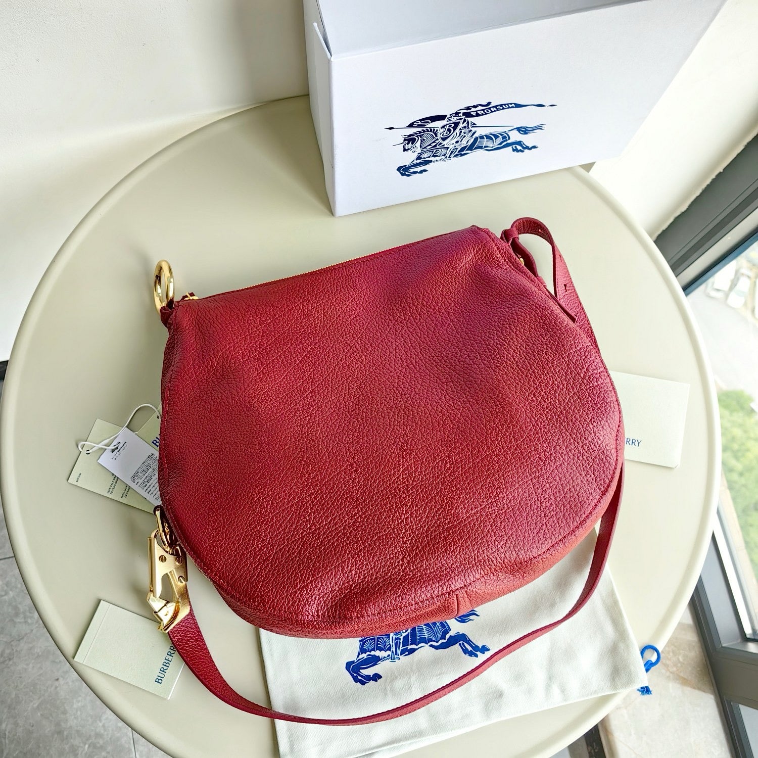 Bolsa blanca, negra y roja