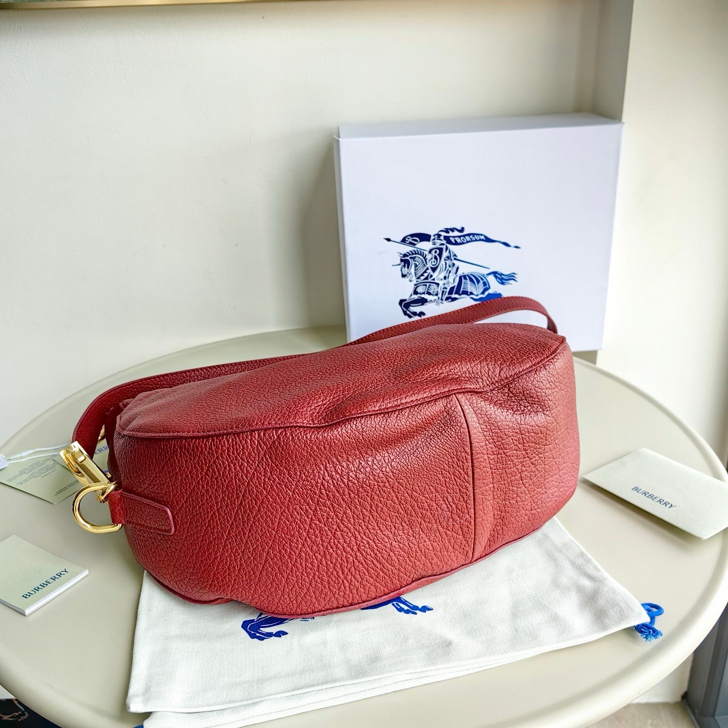 Bolsa blanca, negra y roja
