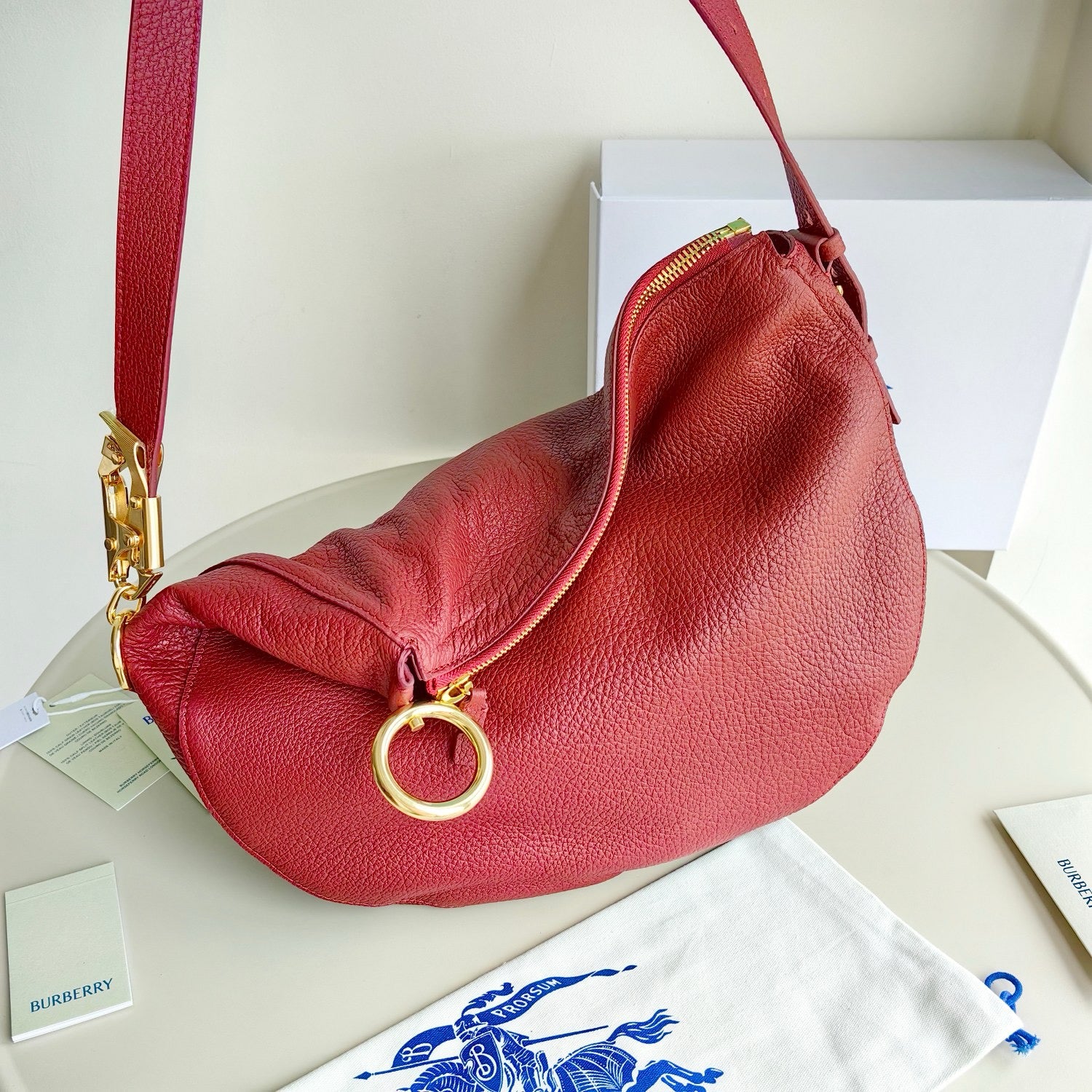 Bolsa blanca, negra y roja