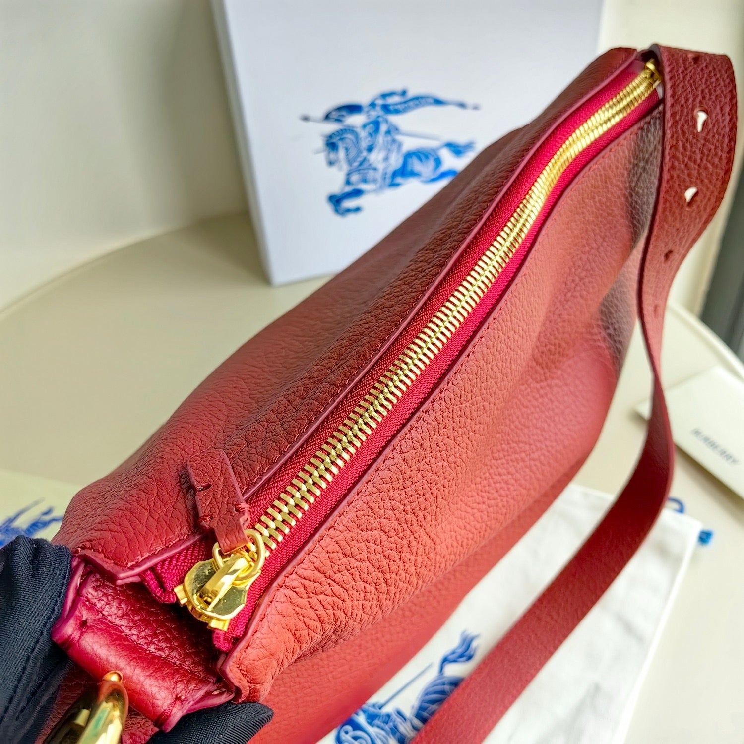 Bolsa blanca, negra y roja