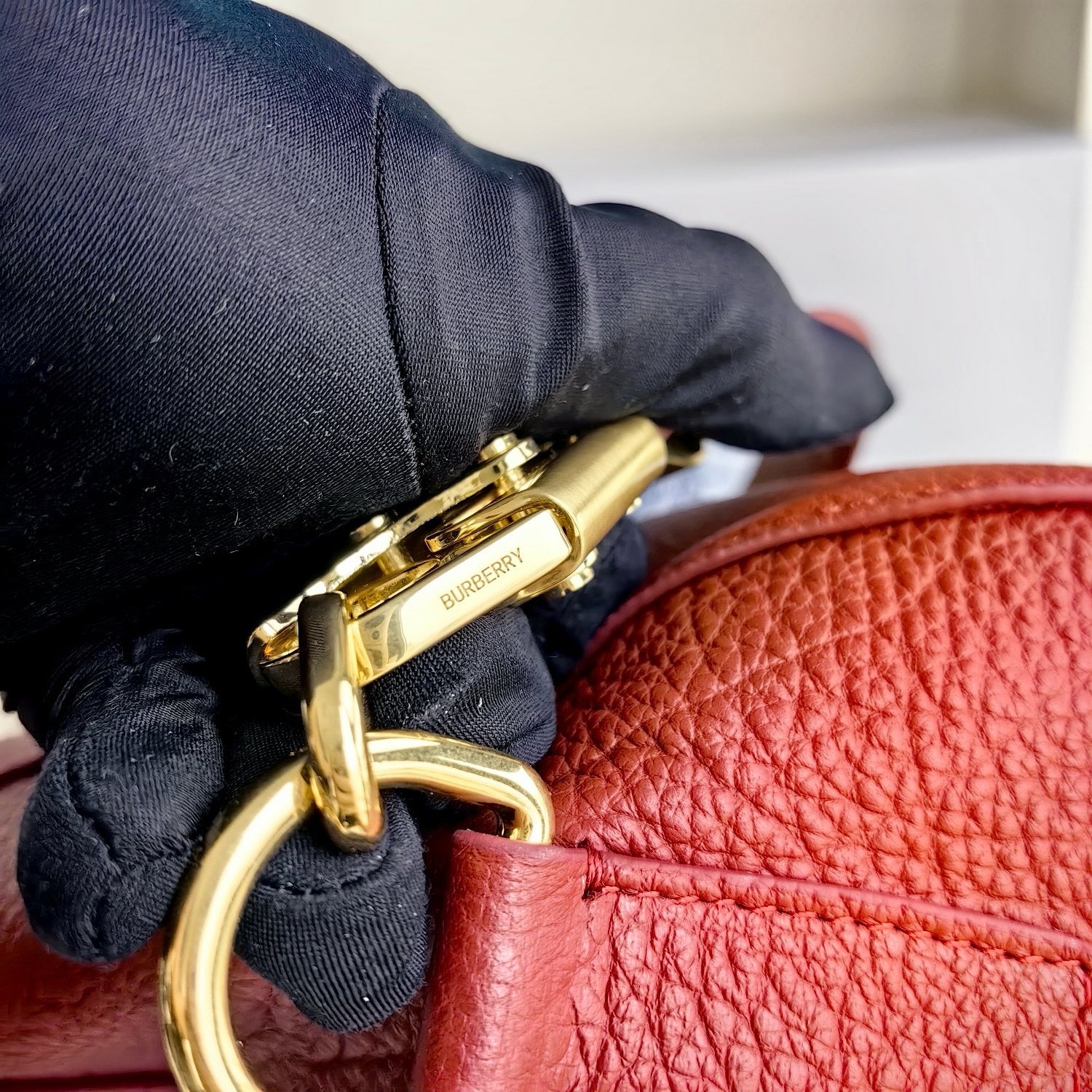 Bolsa blanca, negra y roja