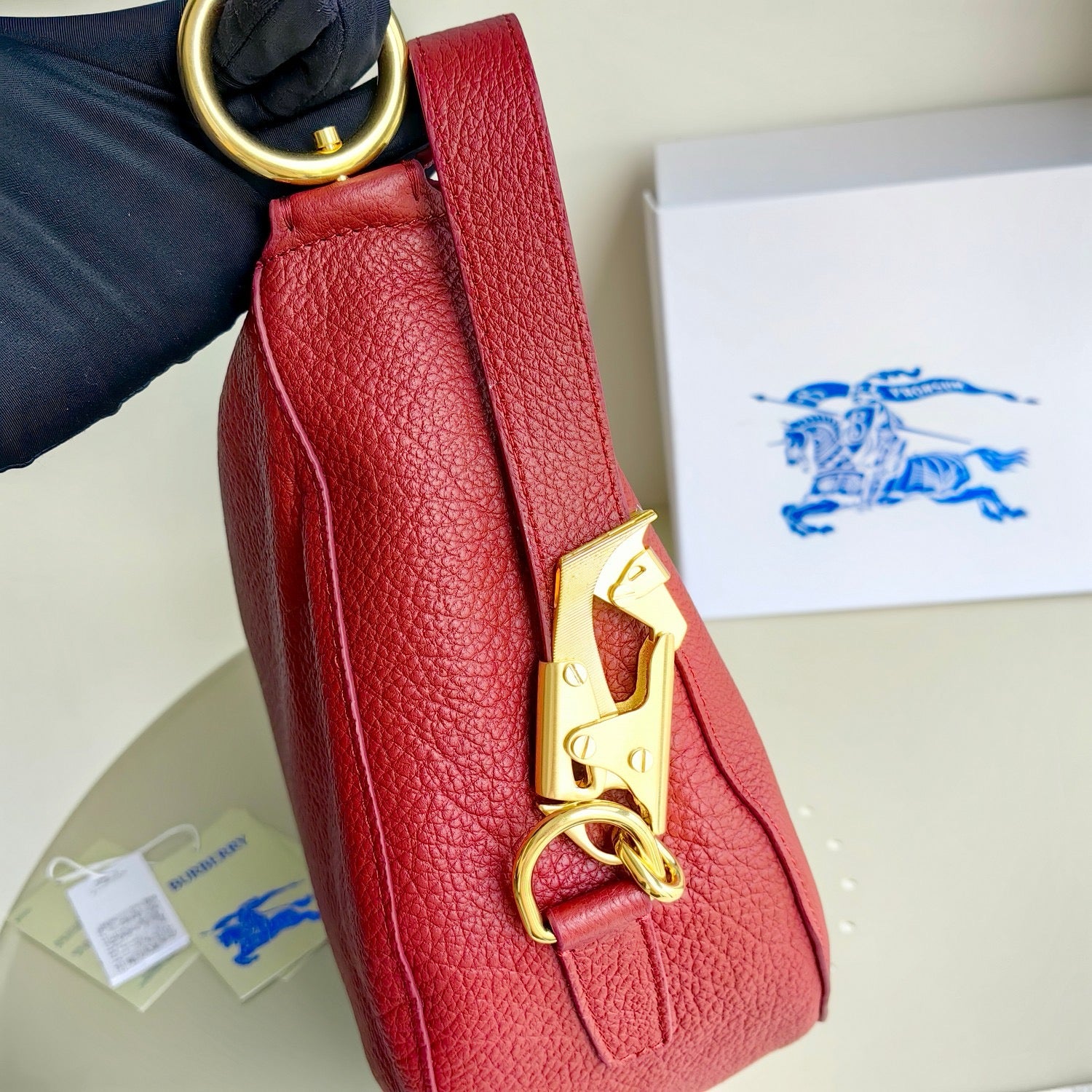 Bolsa blanca, negra y roja