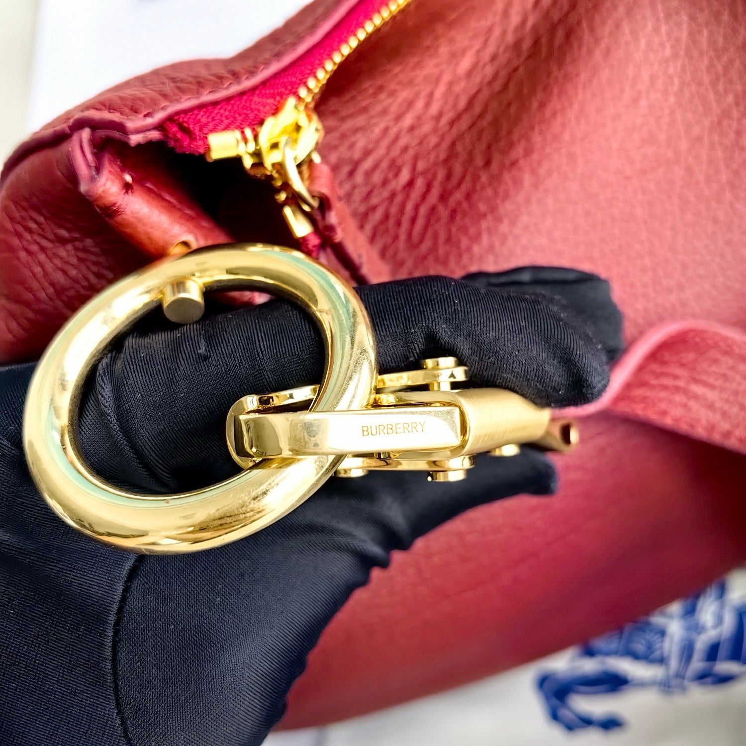 Bolsa blanca, negra y roja