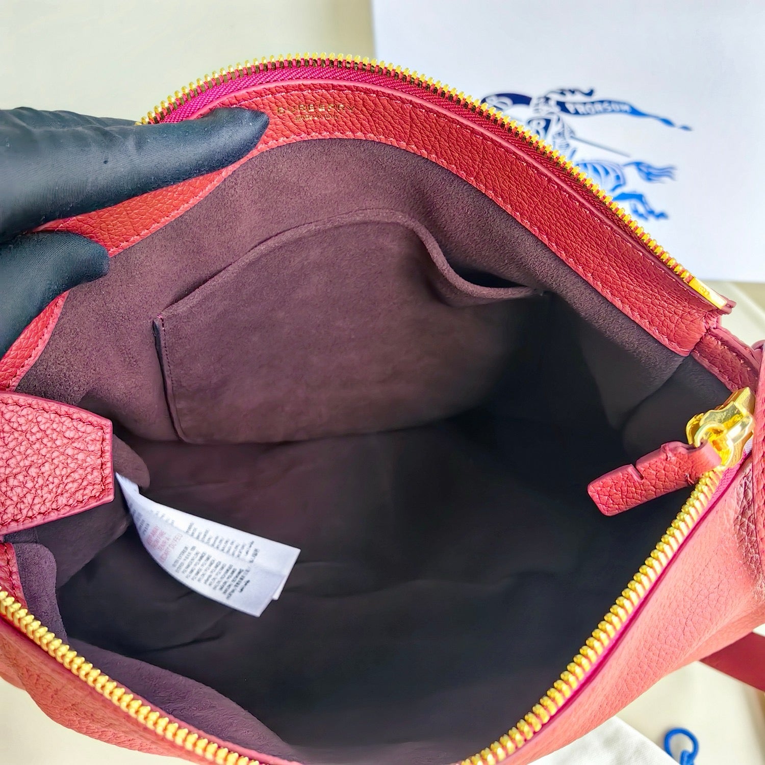 Bolsa blanca, negra y roja