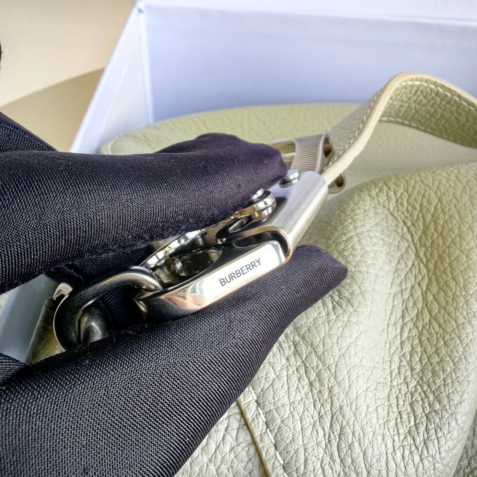 Weiße und rote Tasche
